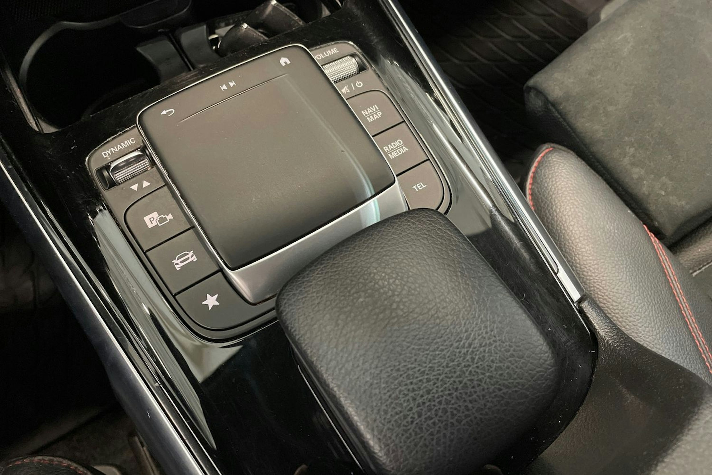 musta Mercedes-Benz GLB 2021 kuva 35.