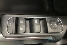 musta Mercedes-Benz GLB 2021 kuva 38.