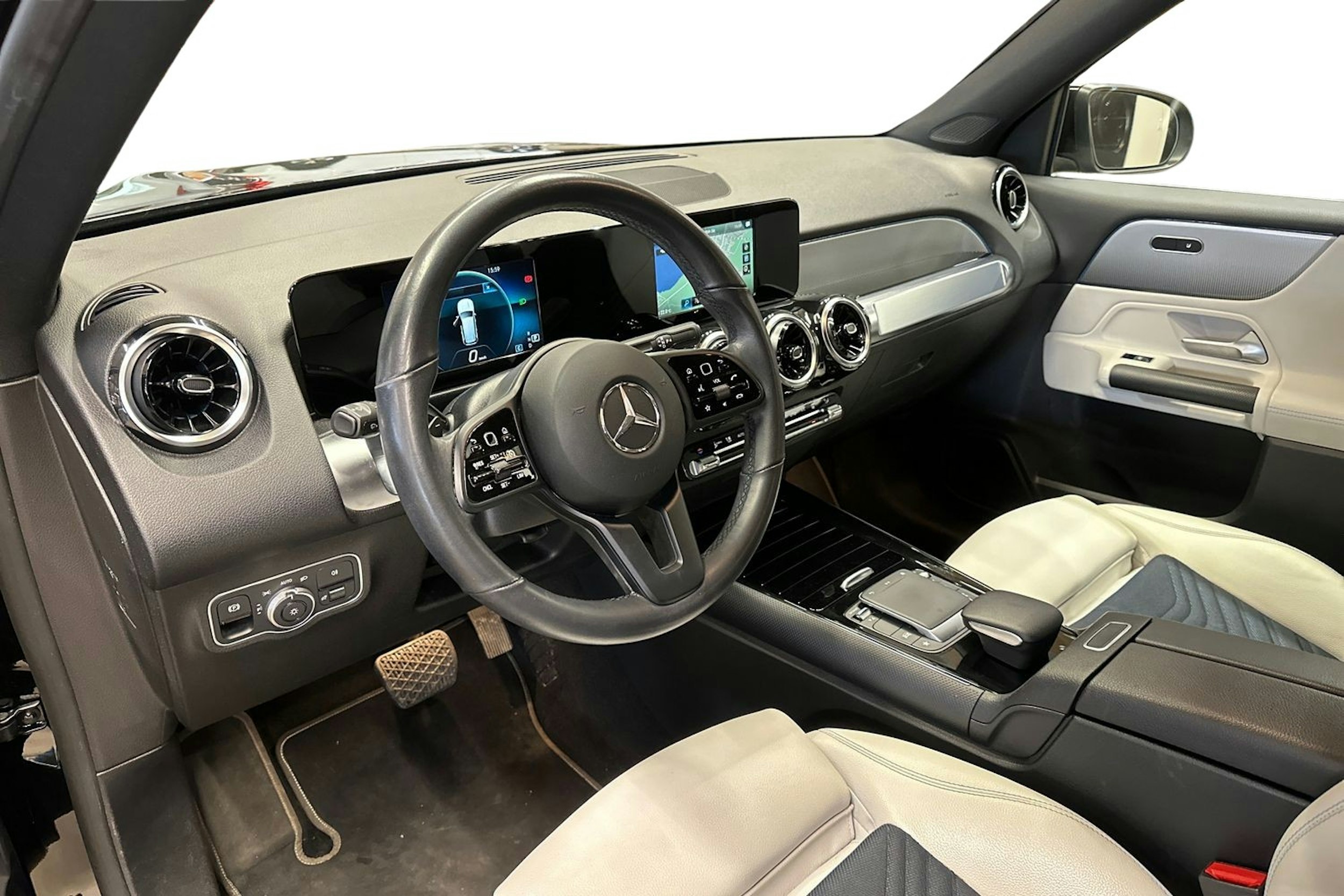musta Mercedes-Benz GLB 2021 kuva 7.