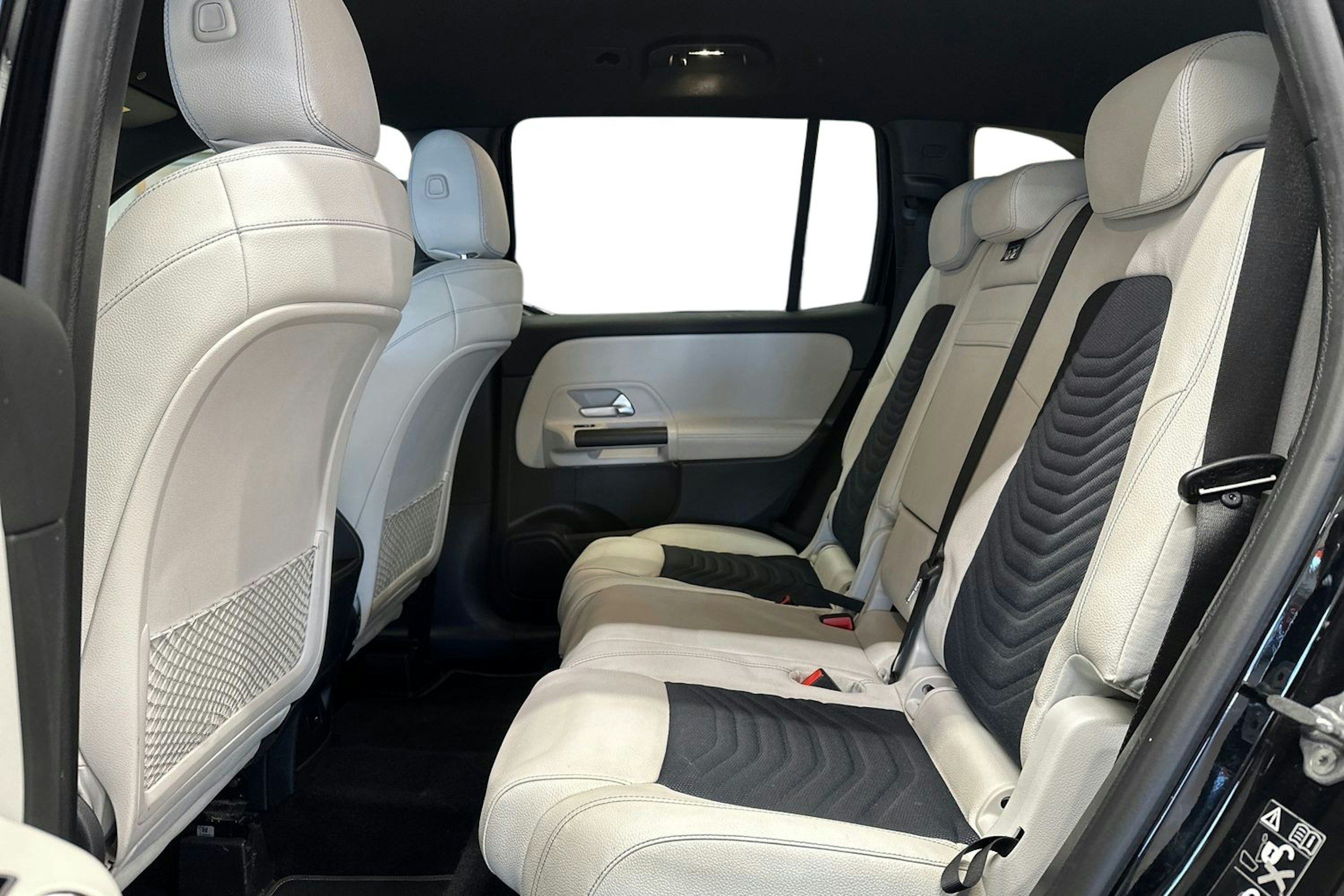 musta Mercedes-Benz GLB 2021 kuva 10.
