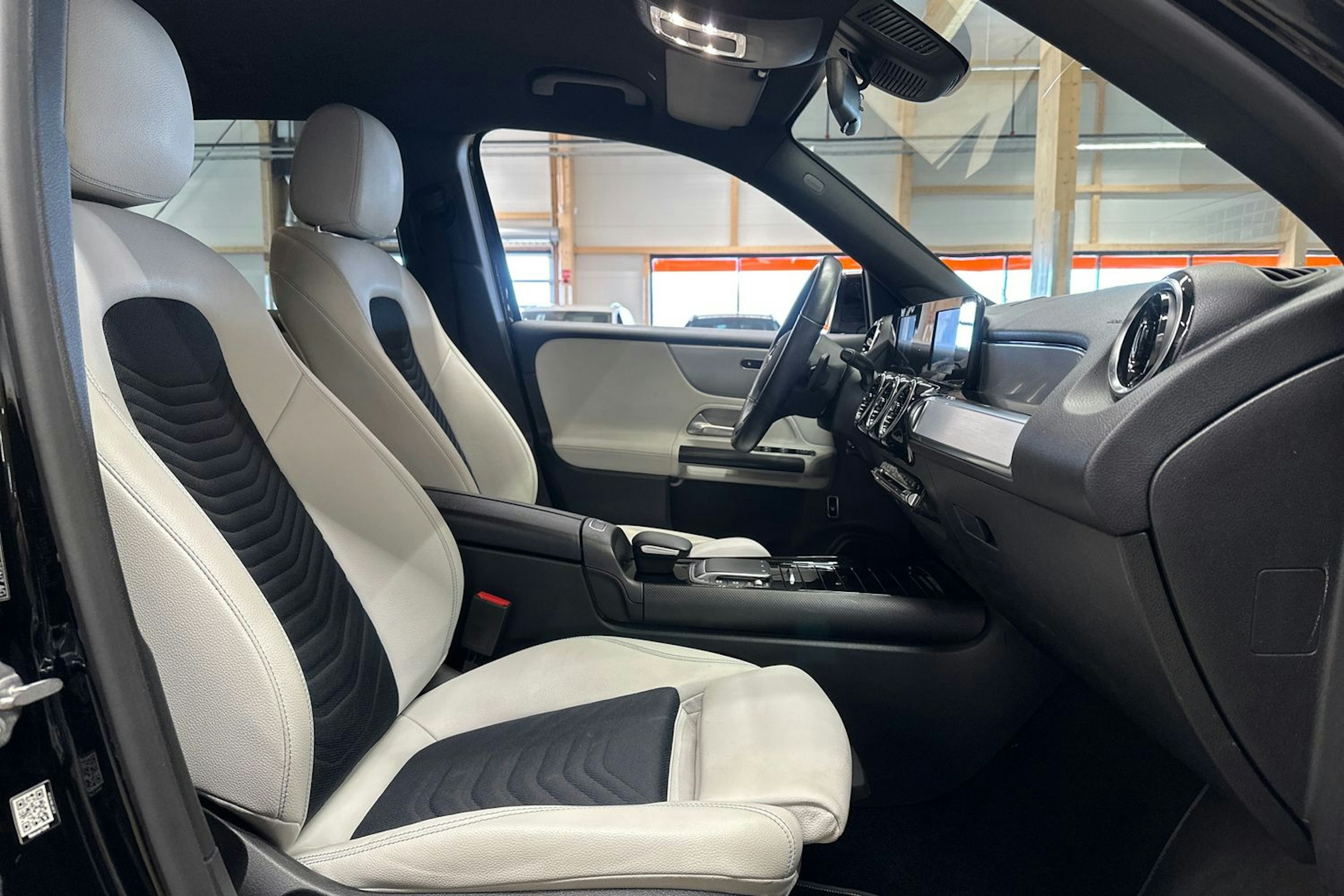 musta Mercedes-Benz GLB 2021 kuva 13.