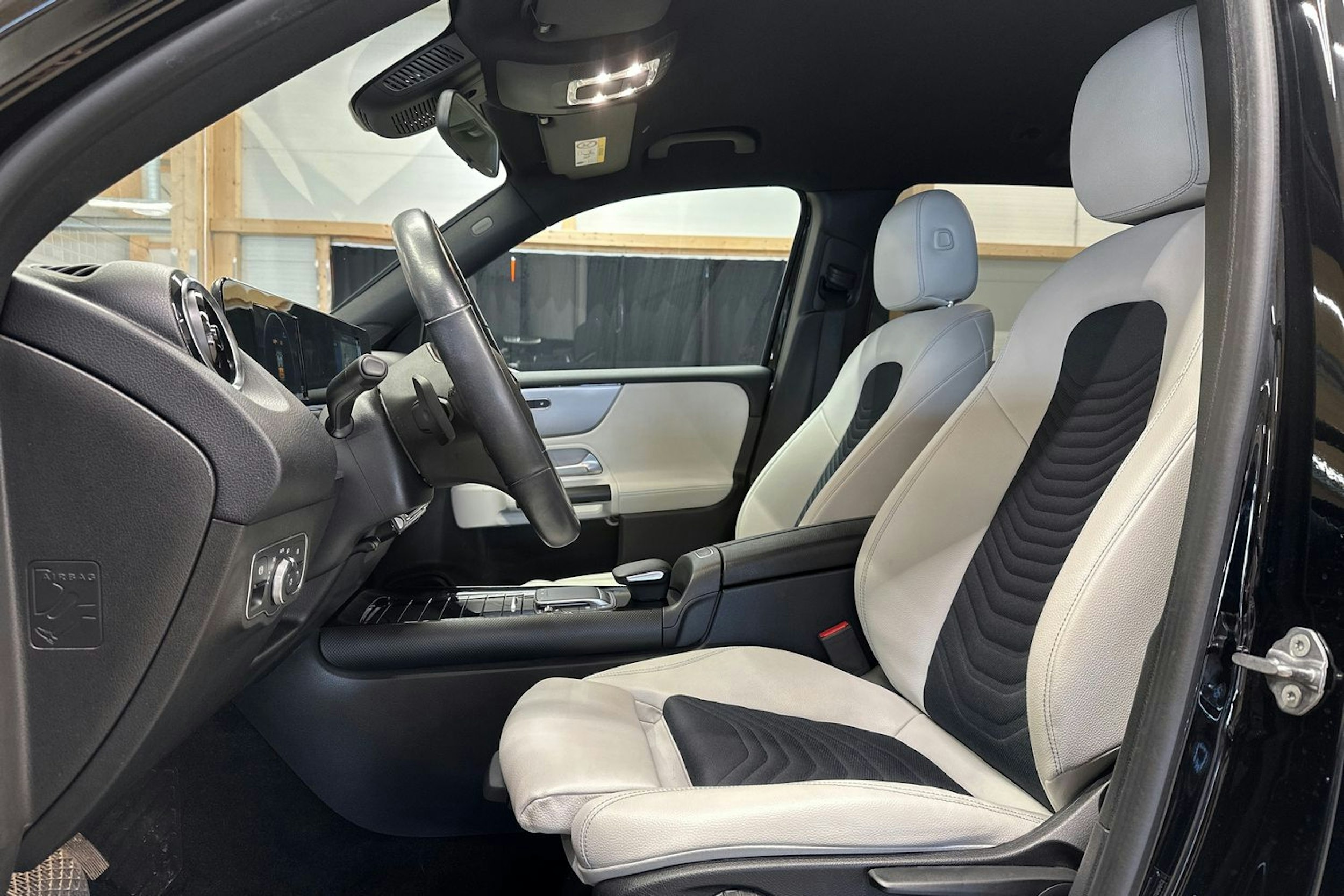 musta Mercedes-Benz GLB 2021 kuva 15.