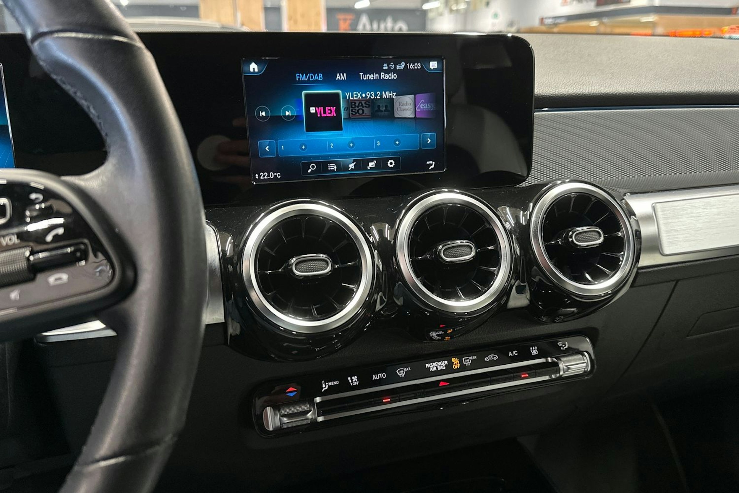 musta Mercedes-Benz GLB 2021 kuva 21.