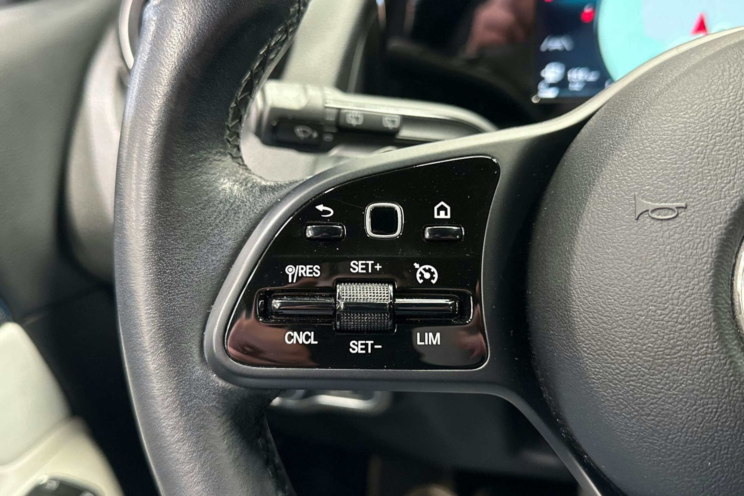 musta Mercedes-Benz GLB 2021 kuva 24.