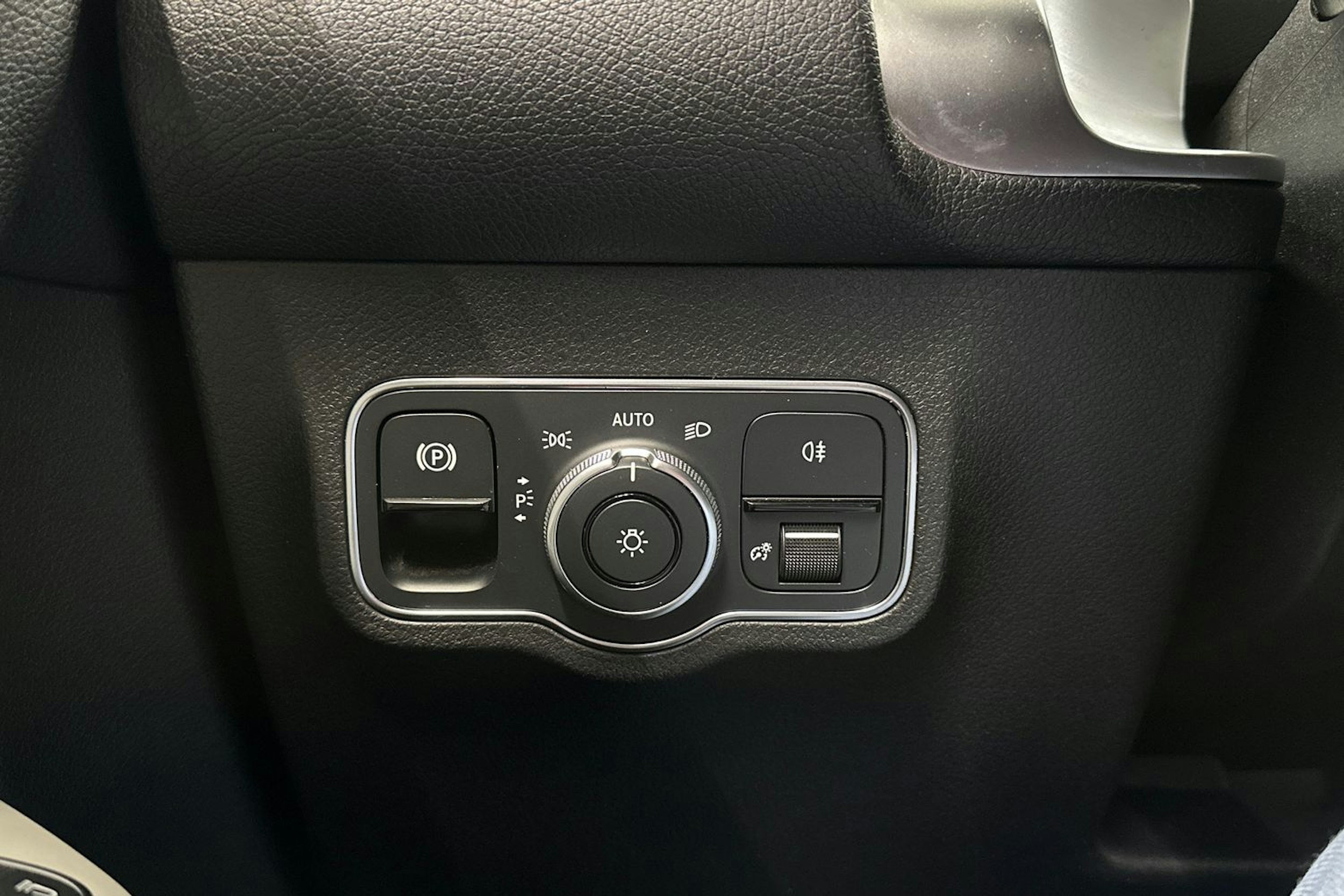 musta Mercedes-Benz GLB 2021 kuva 26.