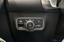 musta Mercedes-Benz GLB 2021 kuva 26.