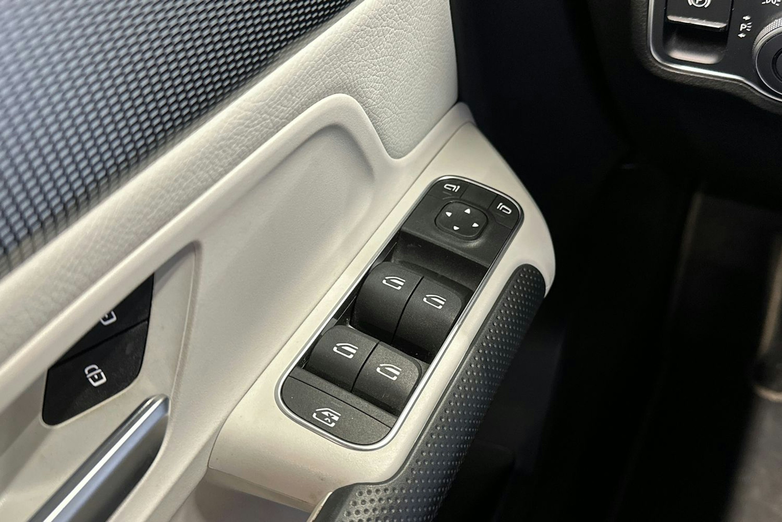 musta Mercedes-Benz GLB 2021 kuva 28.