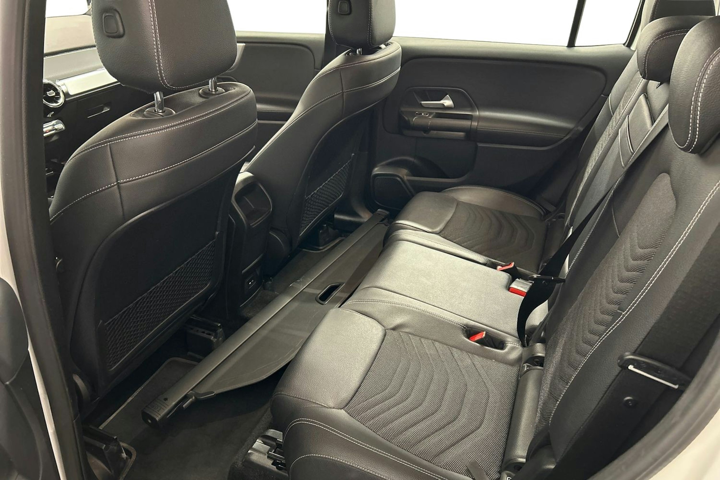 valkoinen Mercedes-Benz GLB 2021 kuva 10.