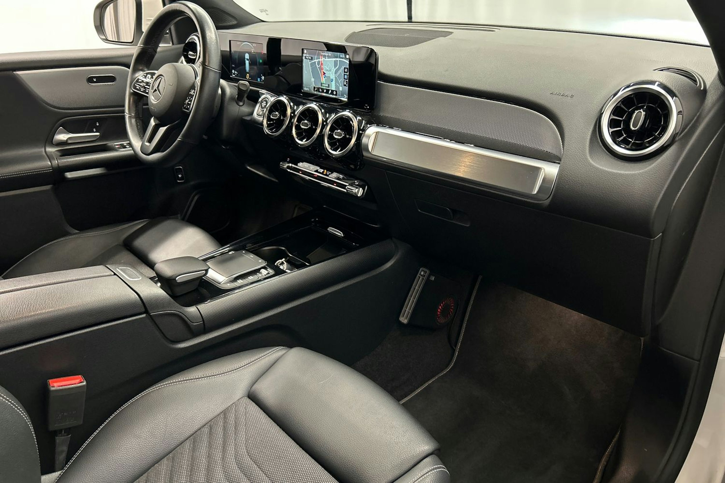 valkoinen Mercedes-Benz GLB 2021 kuva 17.