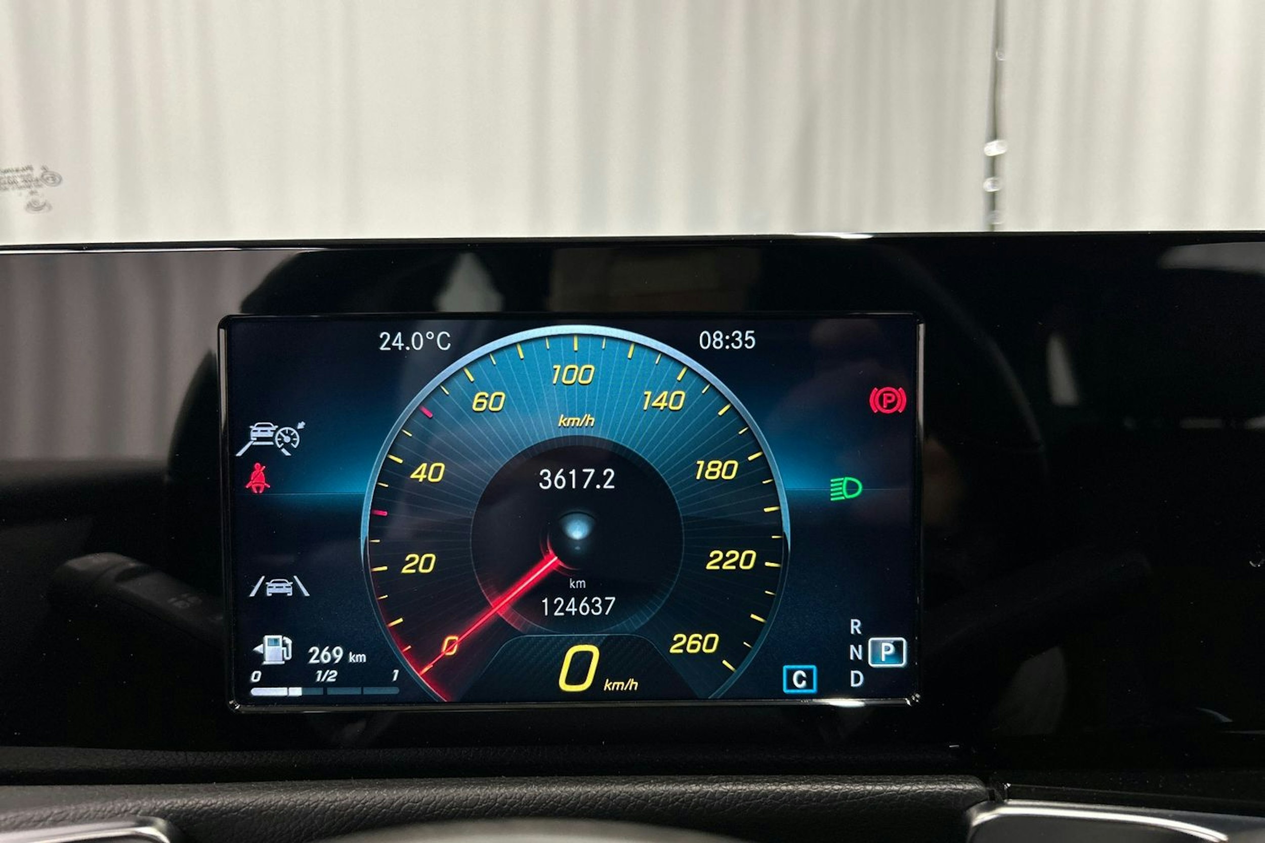 valkoinen Mercedes-Benz GLB 2021 kuva 19.