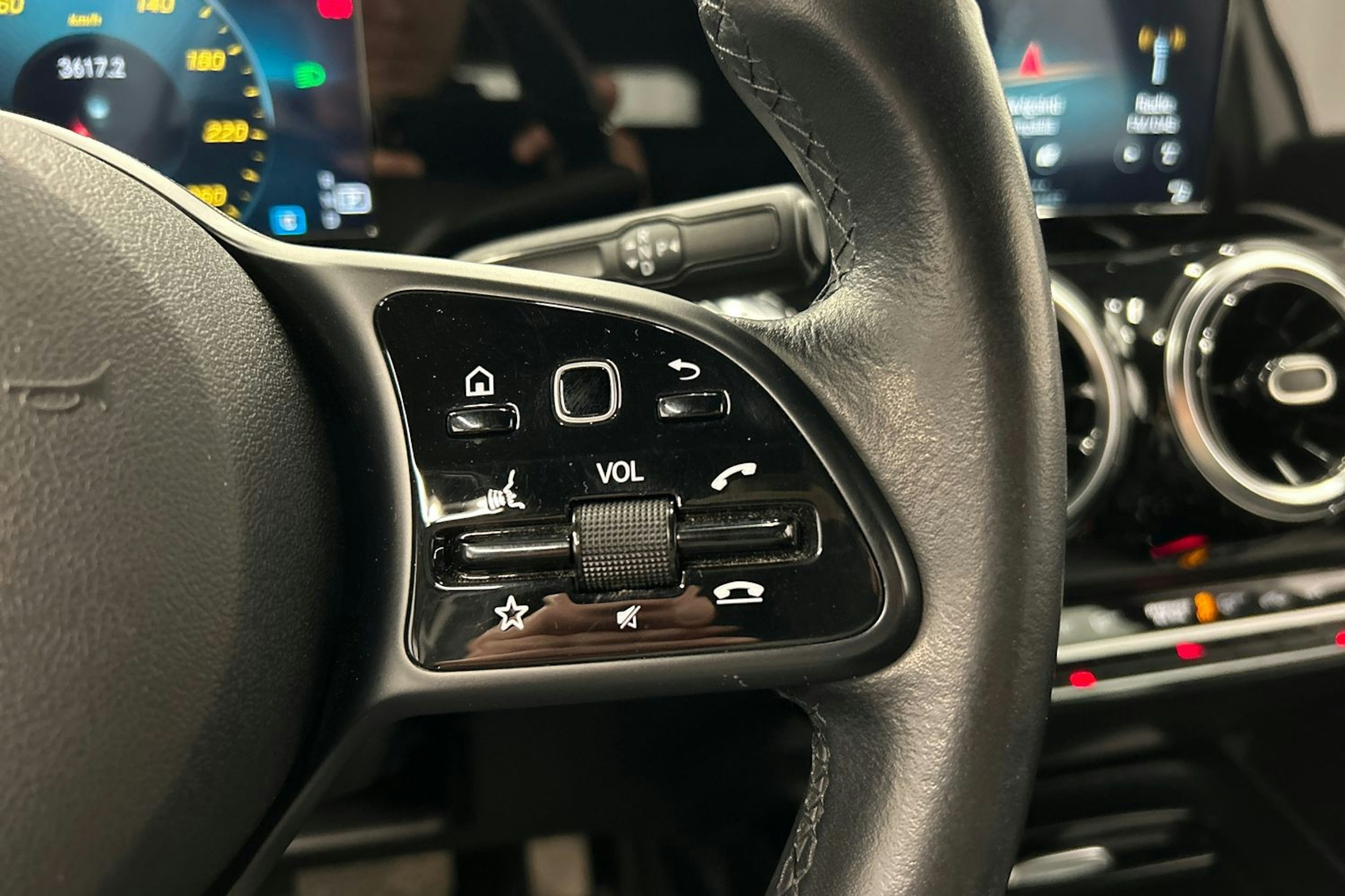 valkoinen Mercedes-Benz GLB 2021 kuva 21.