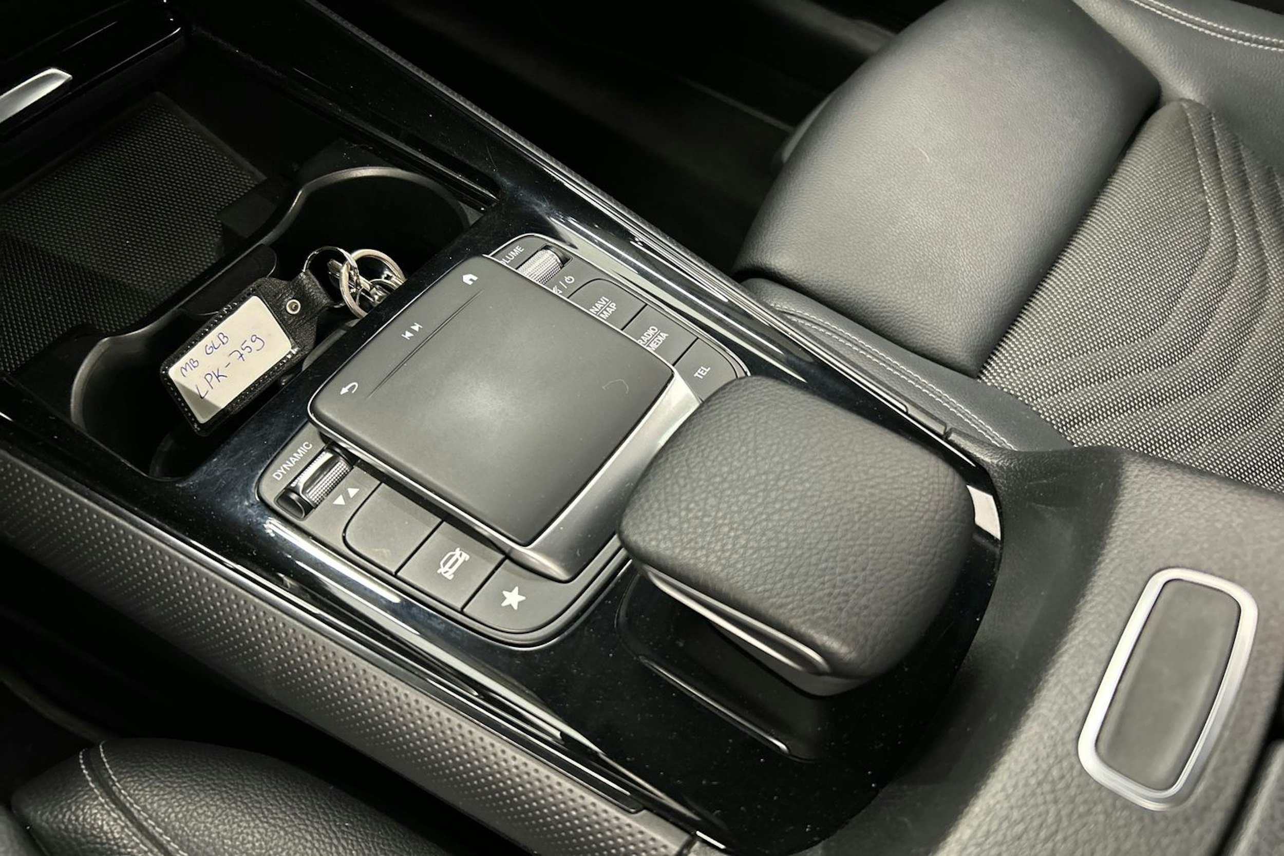 valkoinen Mercedes-Benz GLB 2021 kuva 24.