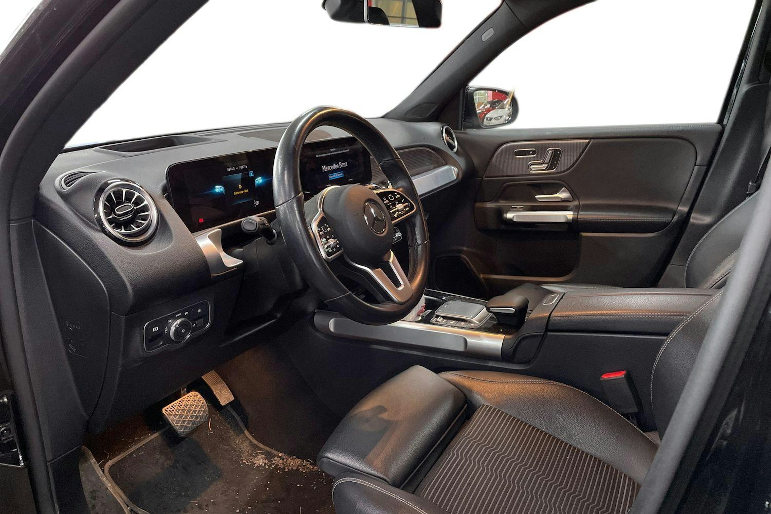 Musta Mercedes-Benz GLB 2022 kuva 3.