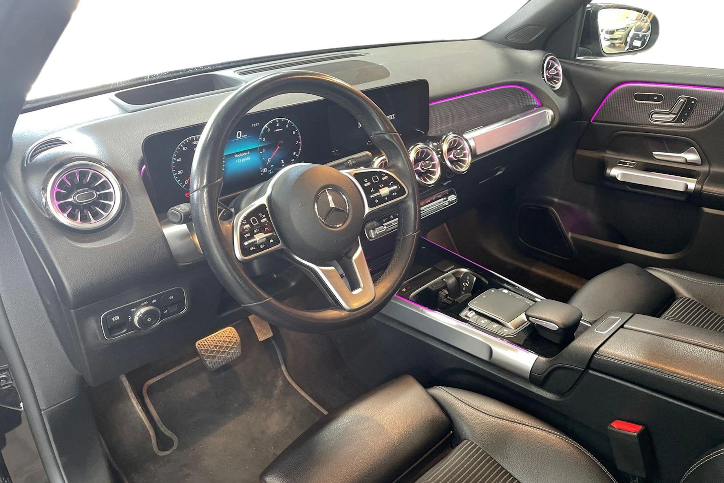 Musta Mercedes-Benz GLB 2022 kuva 8.