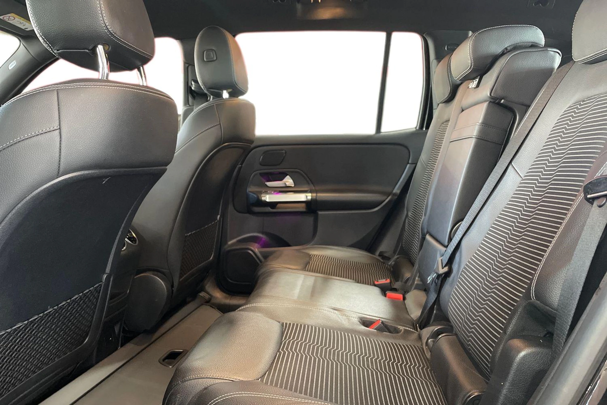 Musta Mercedes-Benz GLB 2022 kuva 11.