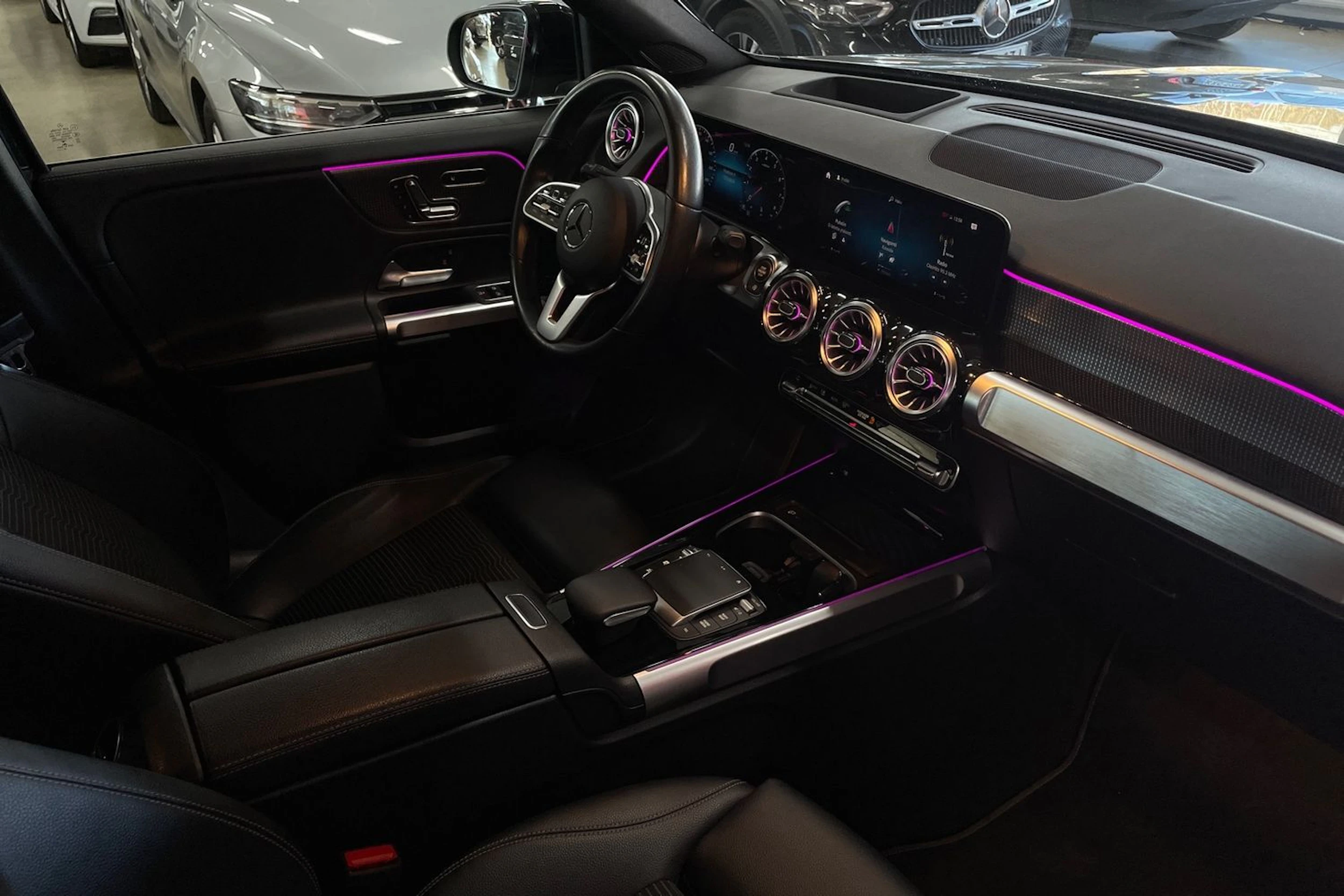 Musta Mercedes-Benz GLB 2022 kuva 16.