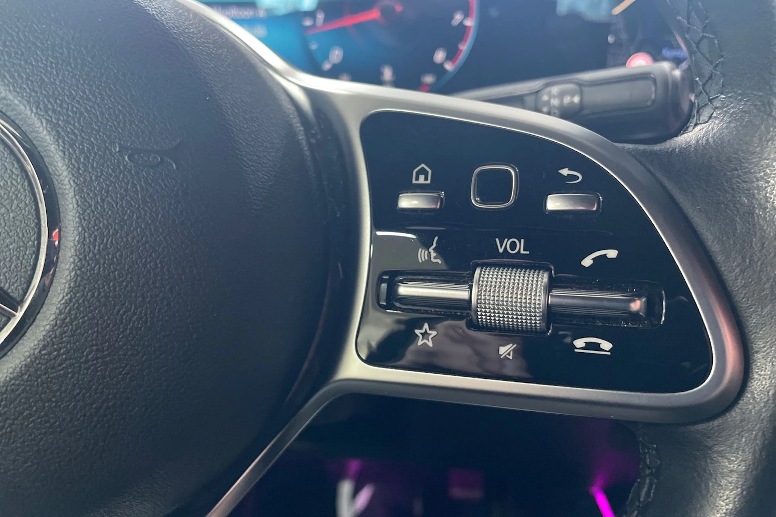 Musta Mercedes-Benz GLB 2022 kuva 26.