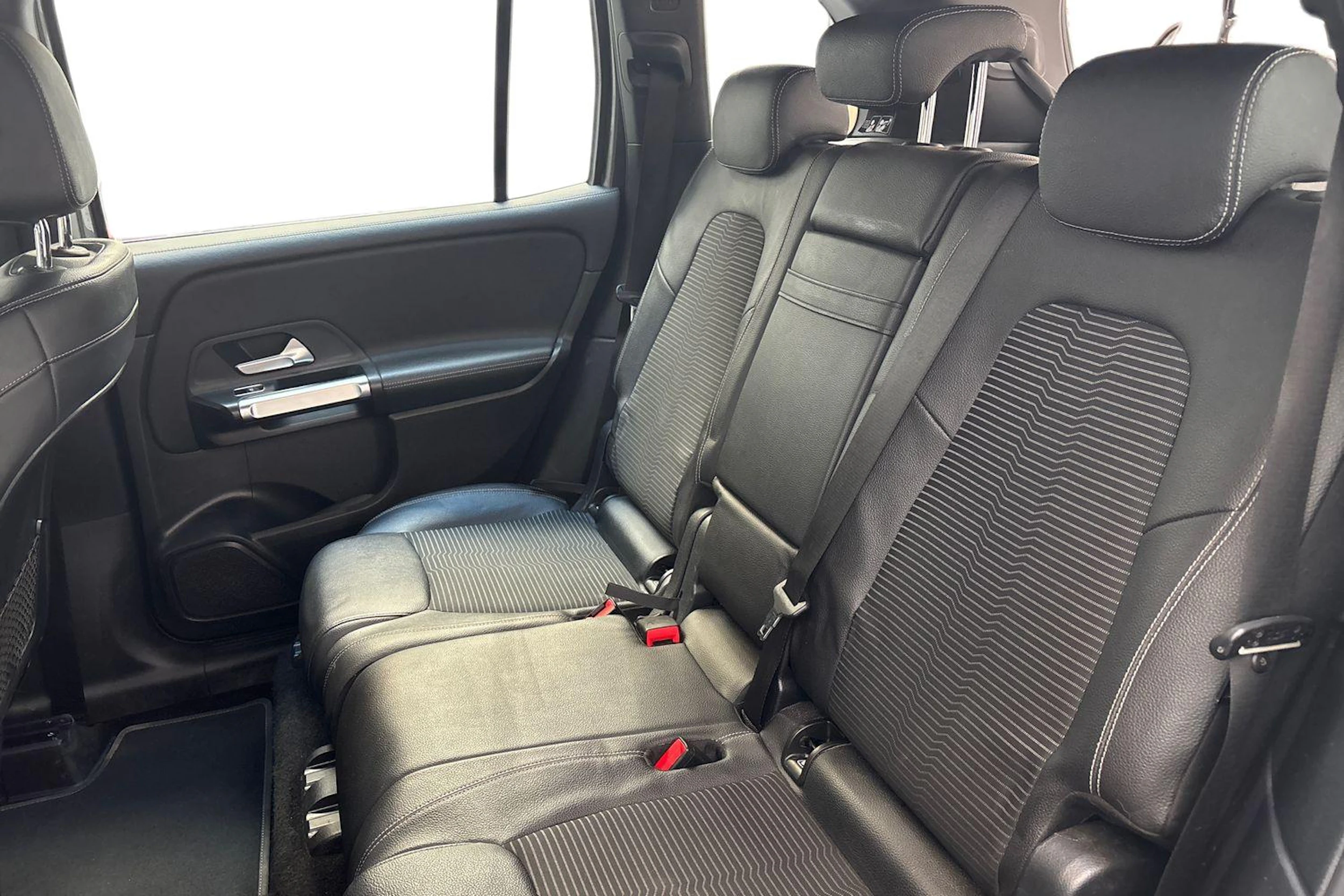 Harmaa Mercedes-Benz GLB 2022 kuva 11.