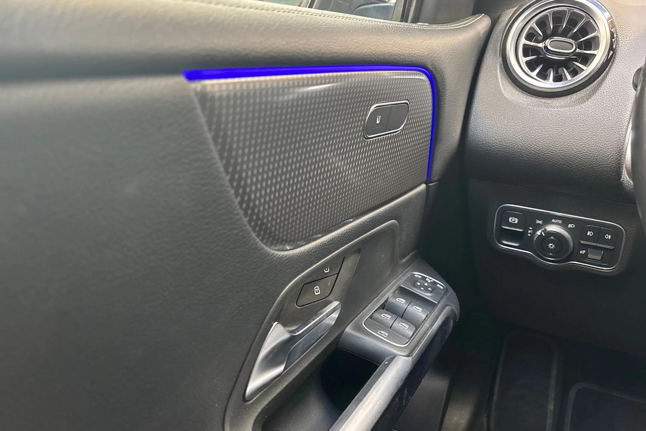 Harmaa Mercedes-Benz GLB 2022 kuva 19.