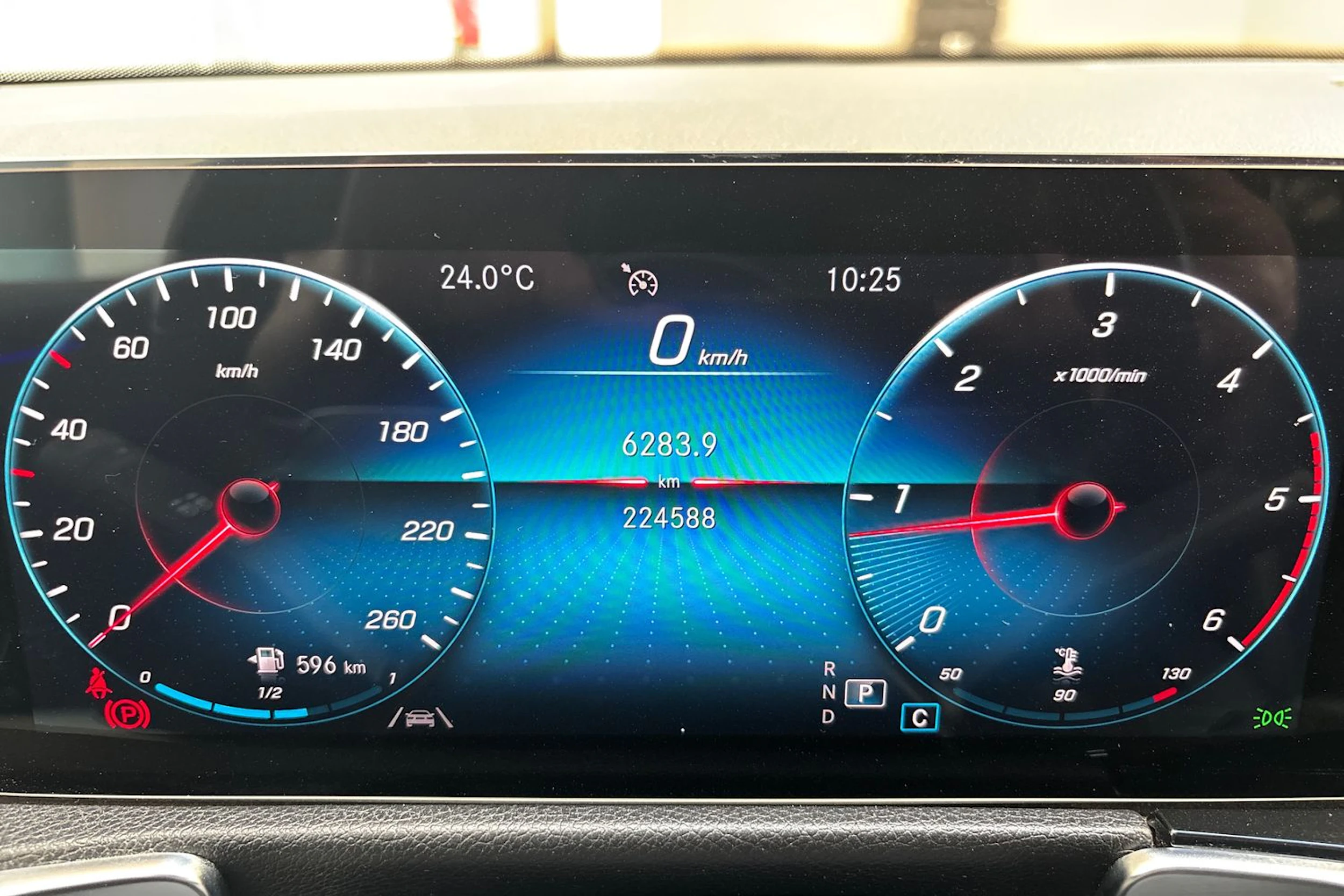 Harmaa Mercedes-Benz GLB 2022 kuva 21.