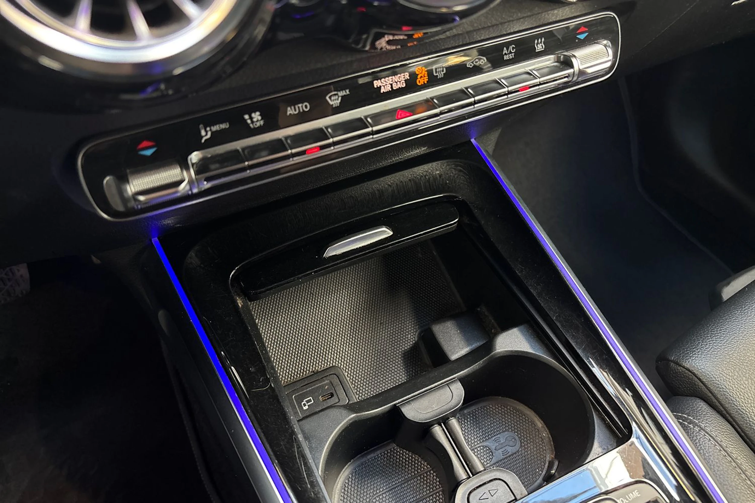 Harmaa Mercedes-Benz GLB 2022 kuva 24.
