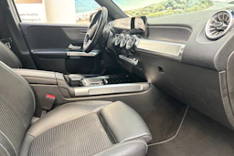 Harmaa Mercedes-Benz GLB 2022 kuva 28.