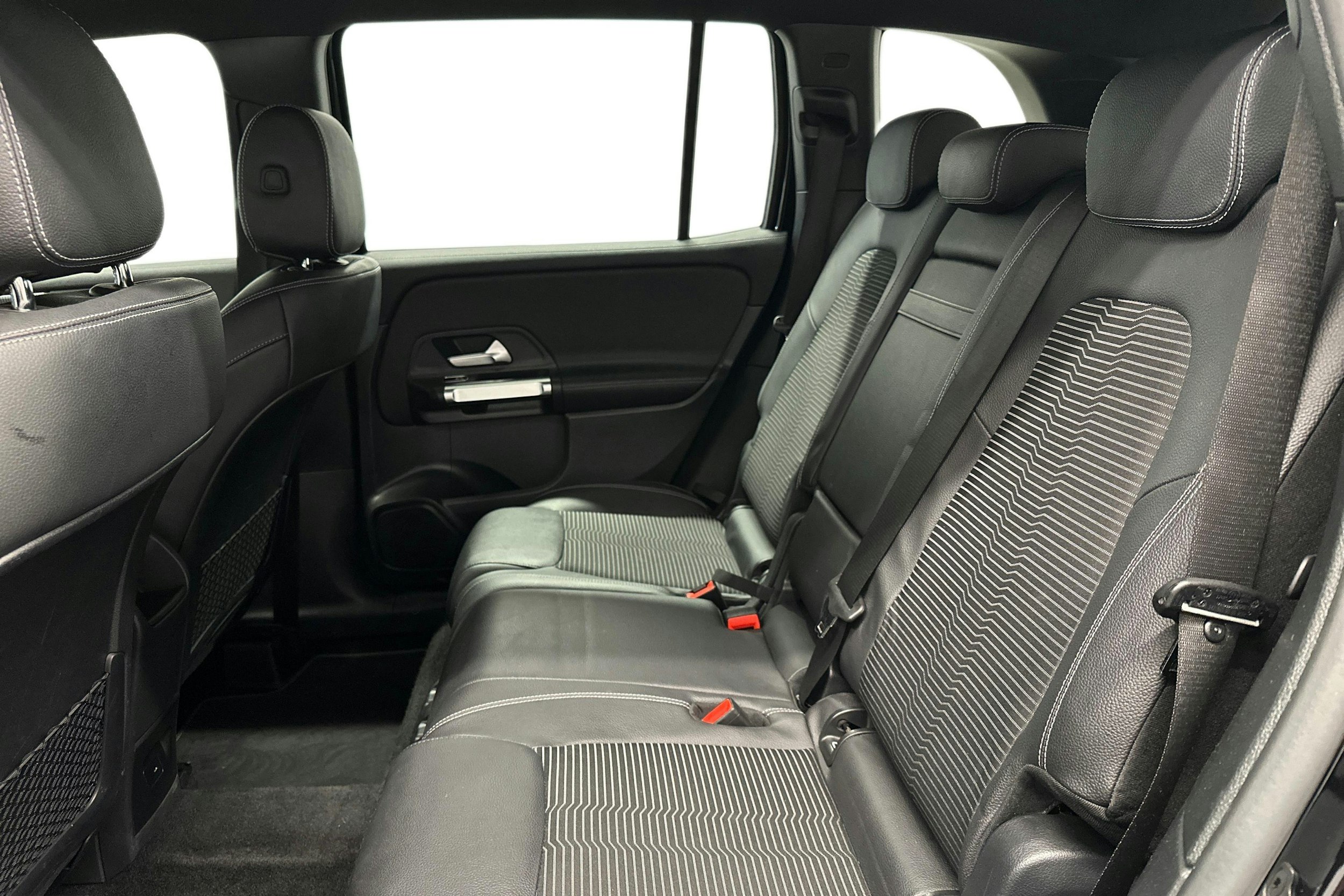 musta Mercedes-Benz GLB 2022 kuva 10.