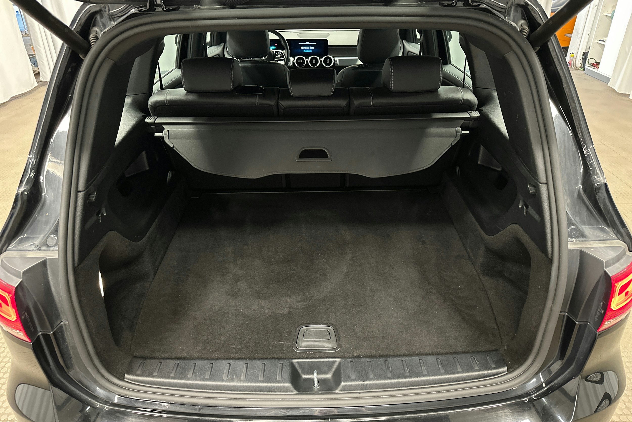 musta Mercedes-Benz GLB 2022 kuva 14.