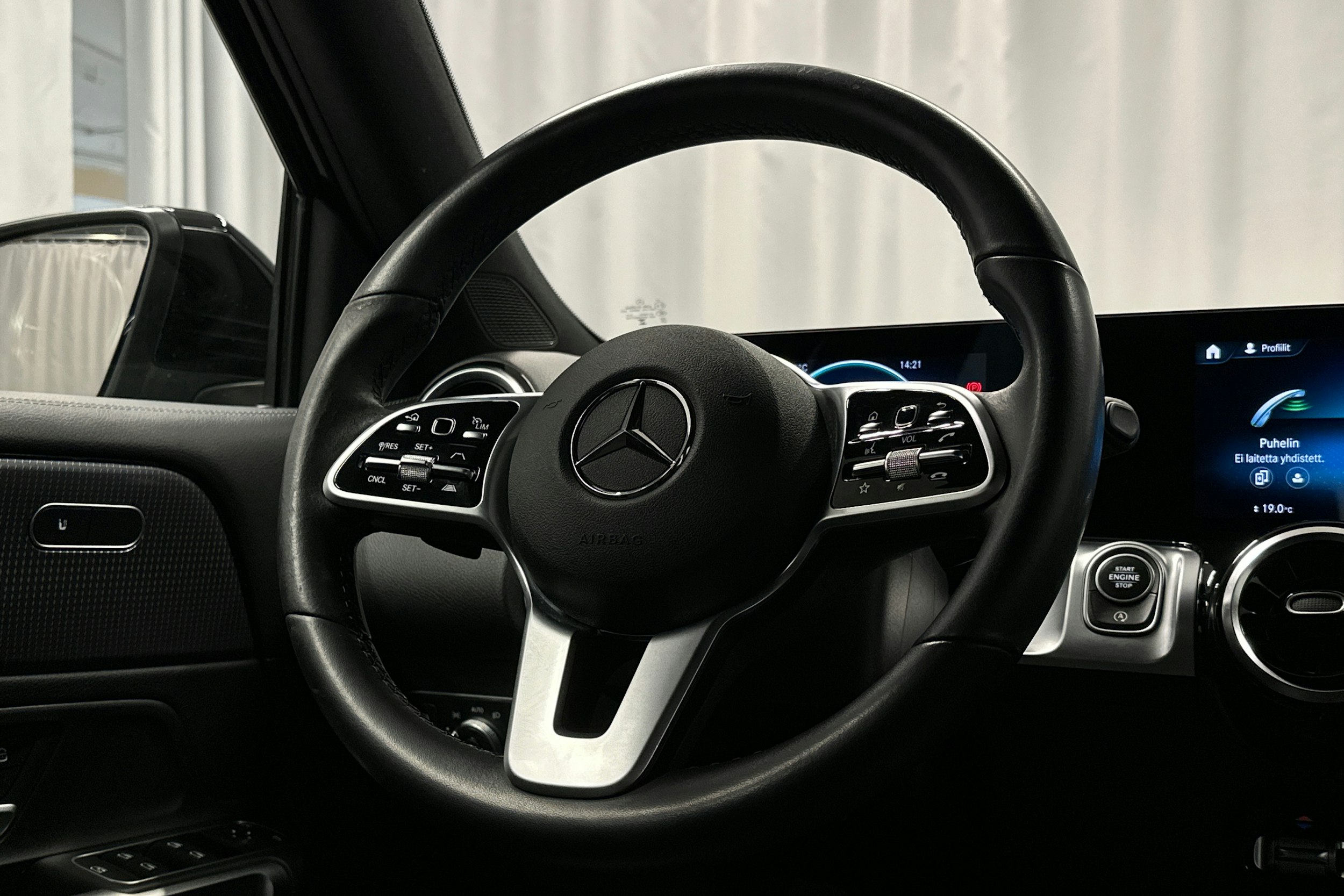 musta Mercedes-Benz GLB 2022 kuva 18.