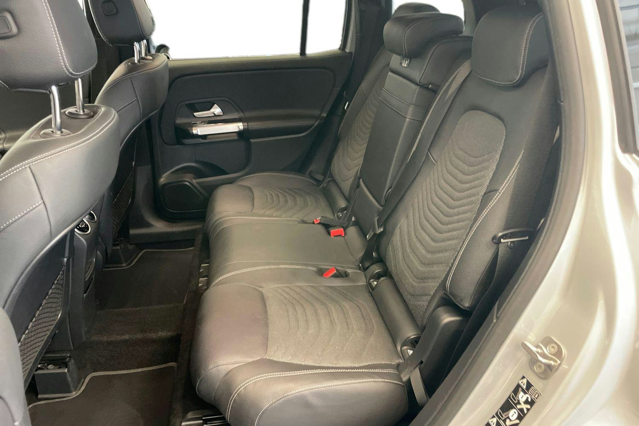 harmaa Mercedes-Benz GLB 2023 kuva 10.