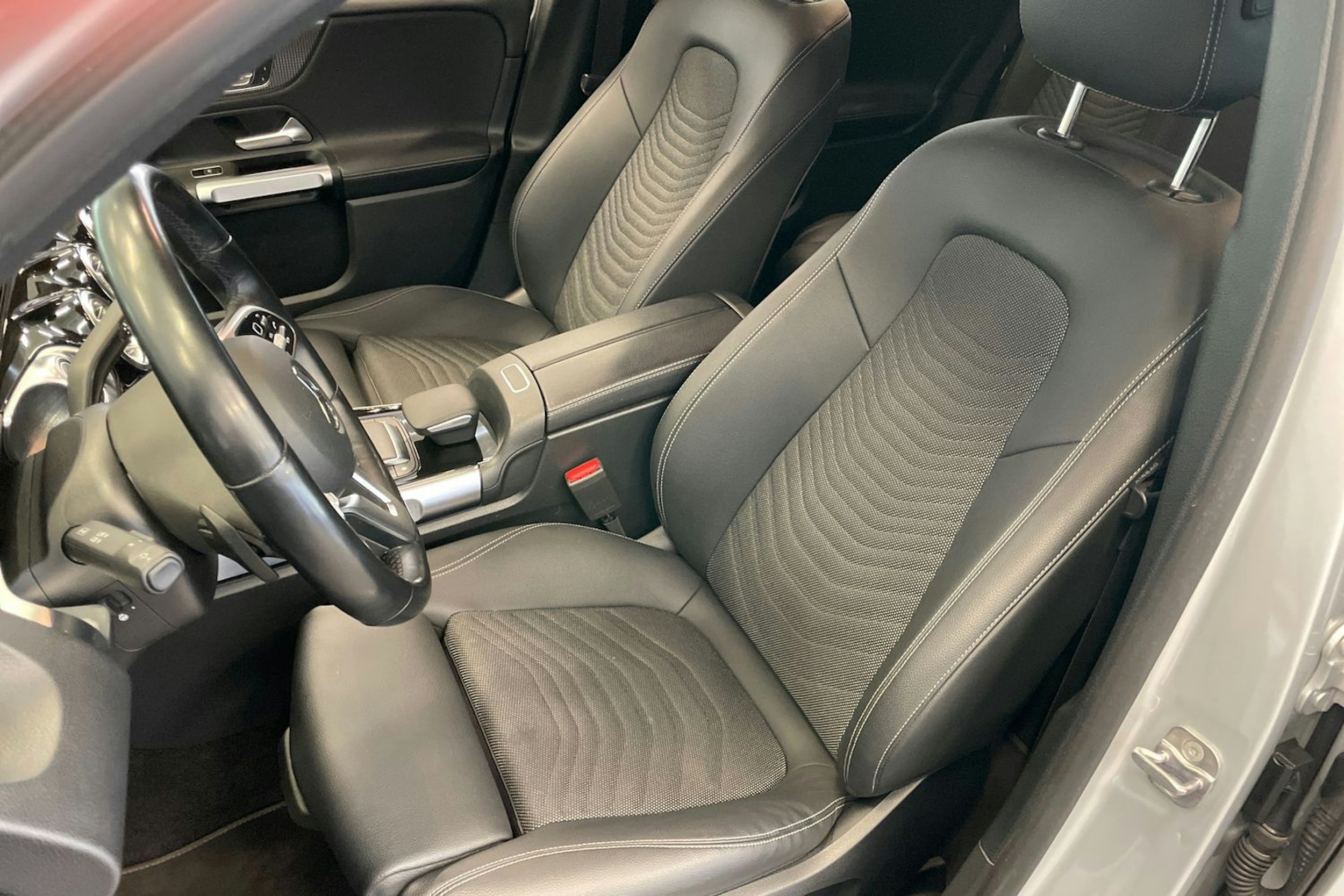 harmaa Mercedes-Benz GLB 2023 kuva 21.