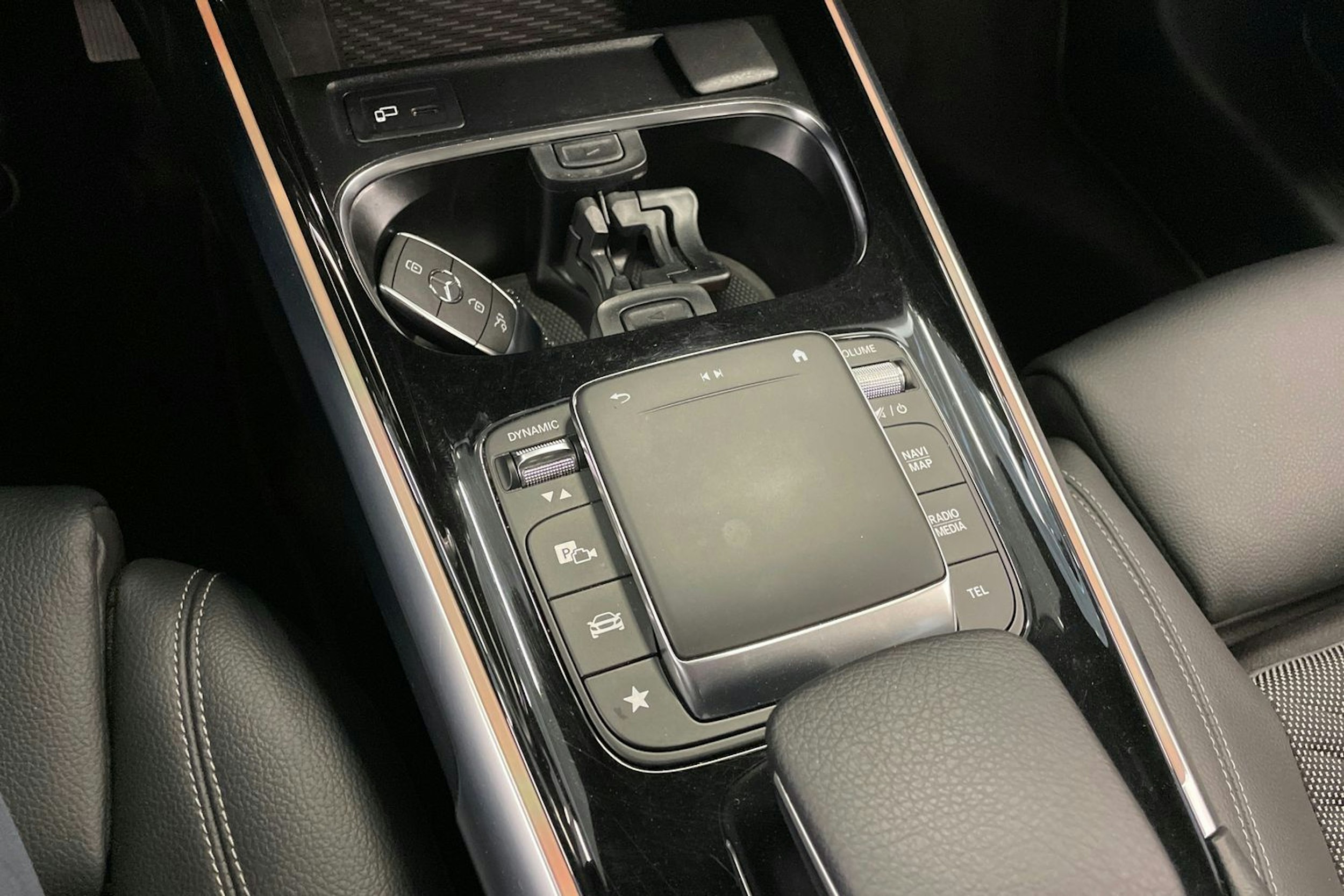 harmaa Mercedes-Benz GLB 2023 kuva 24.