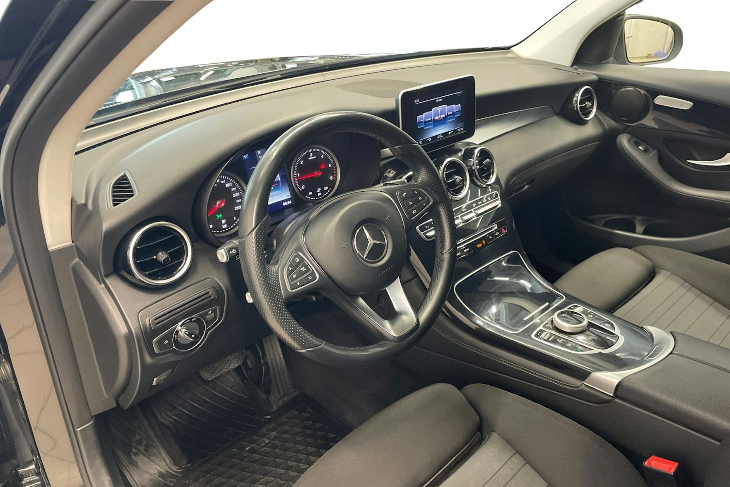 Musta Mercedes-Benz GLC 2016 kuva 7.
