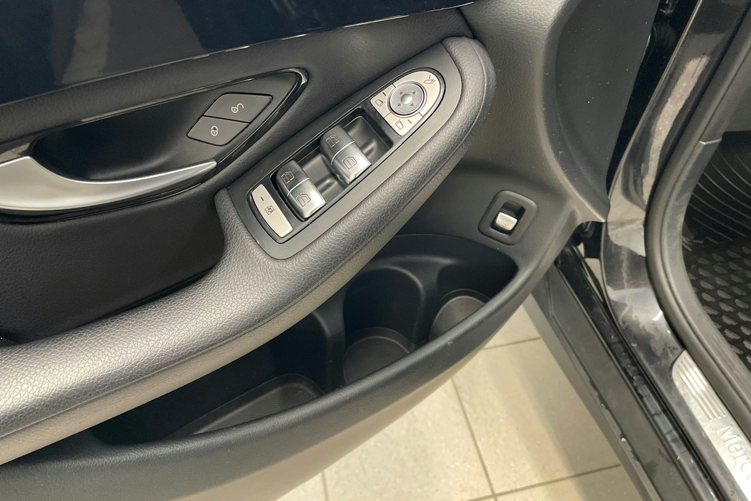 Musta Mercedes-Benz GLC 2016 kuva 18.