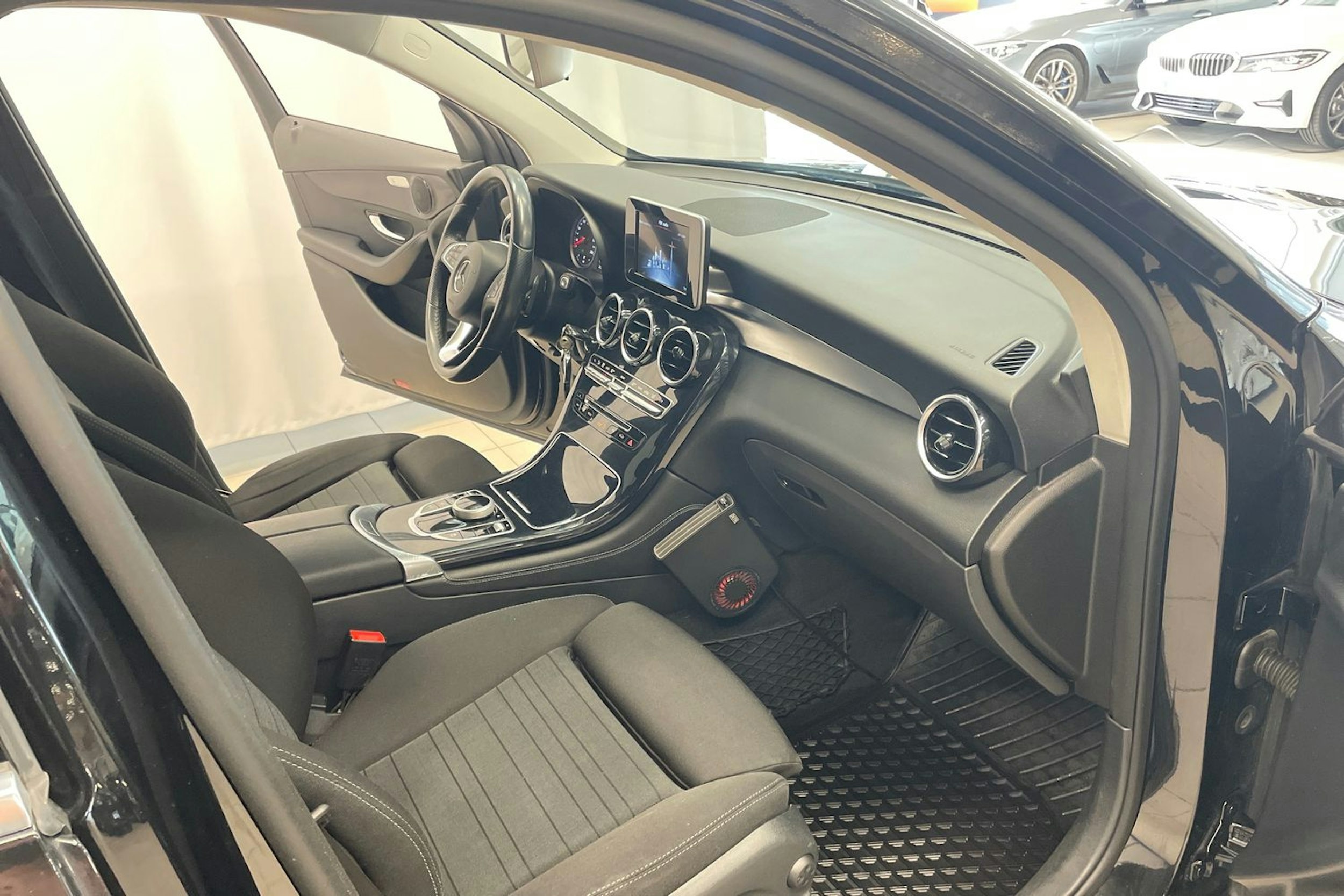 Musta Mercedes-Benz GLC 2016 kuva 25.