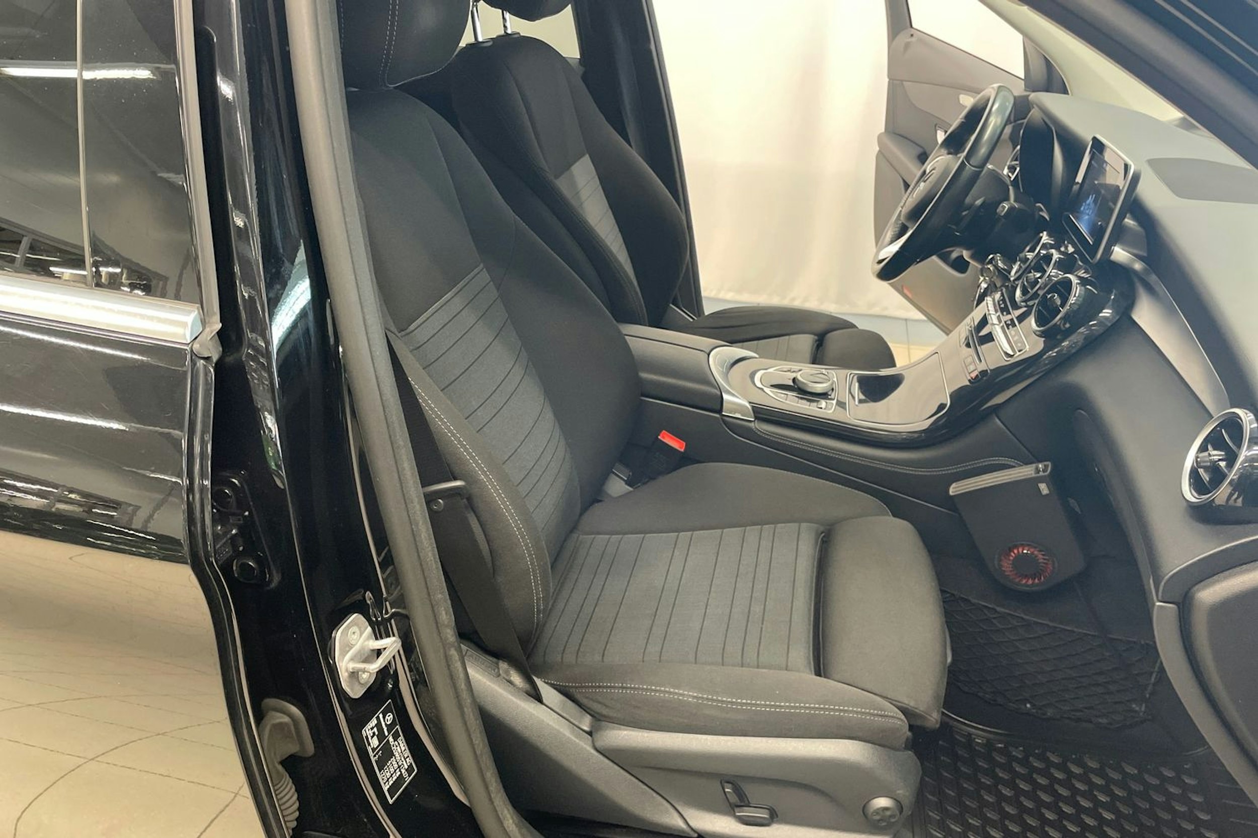 Musta Mercedes-Benz GLC 2016 kuva 26.