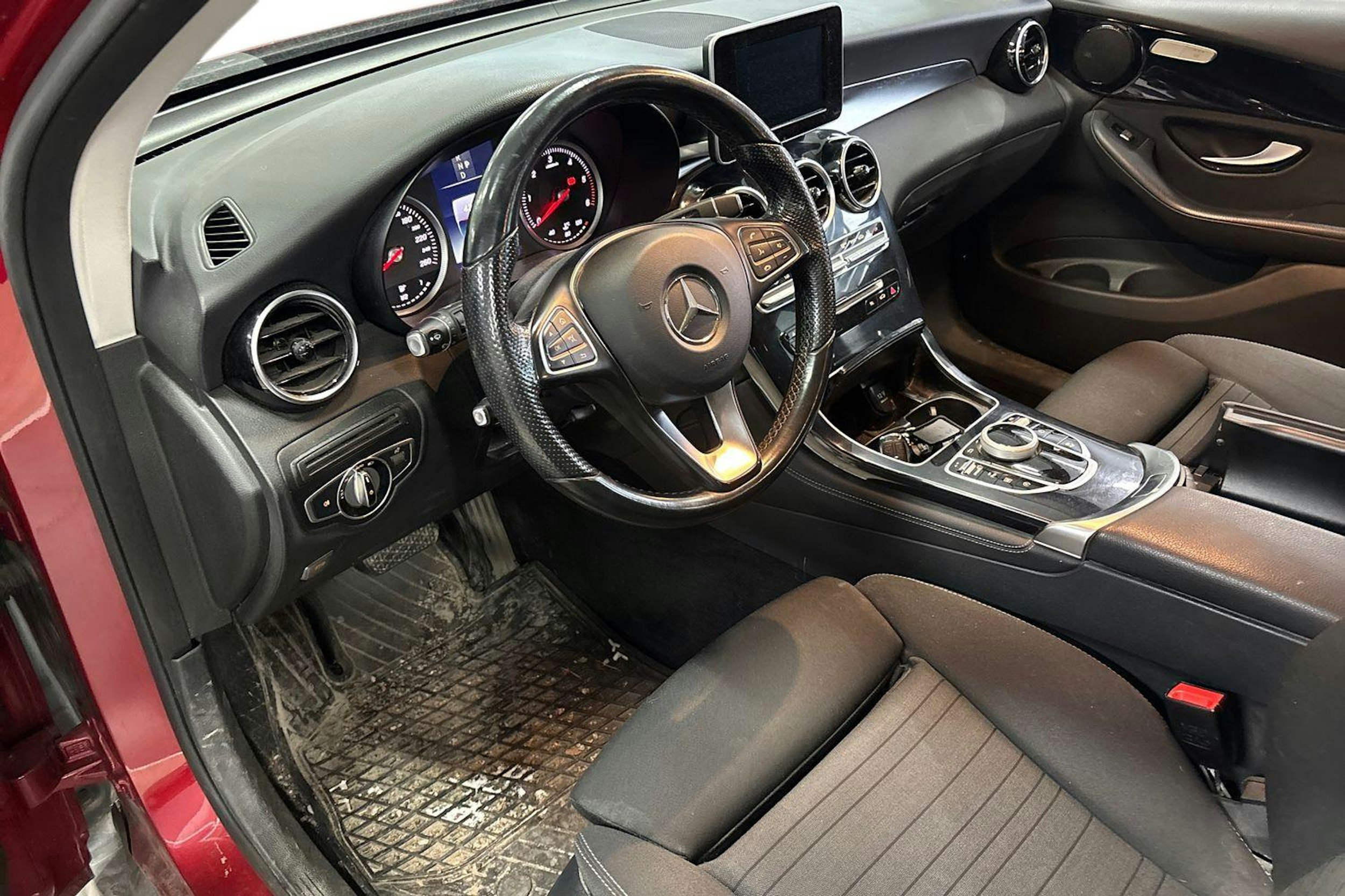 Punainen Mercedes-Benz GLC 2016 kuva 3.
