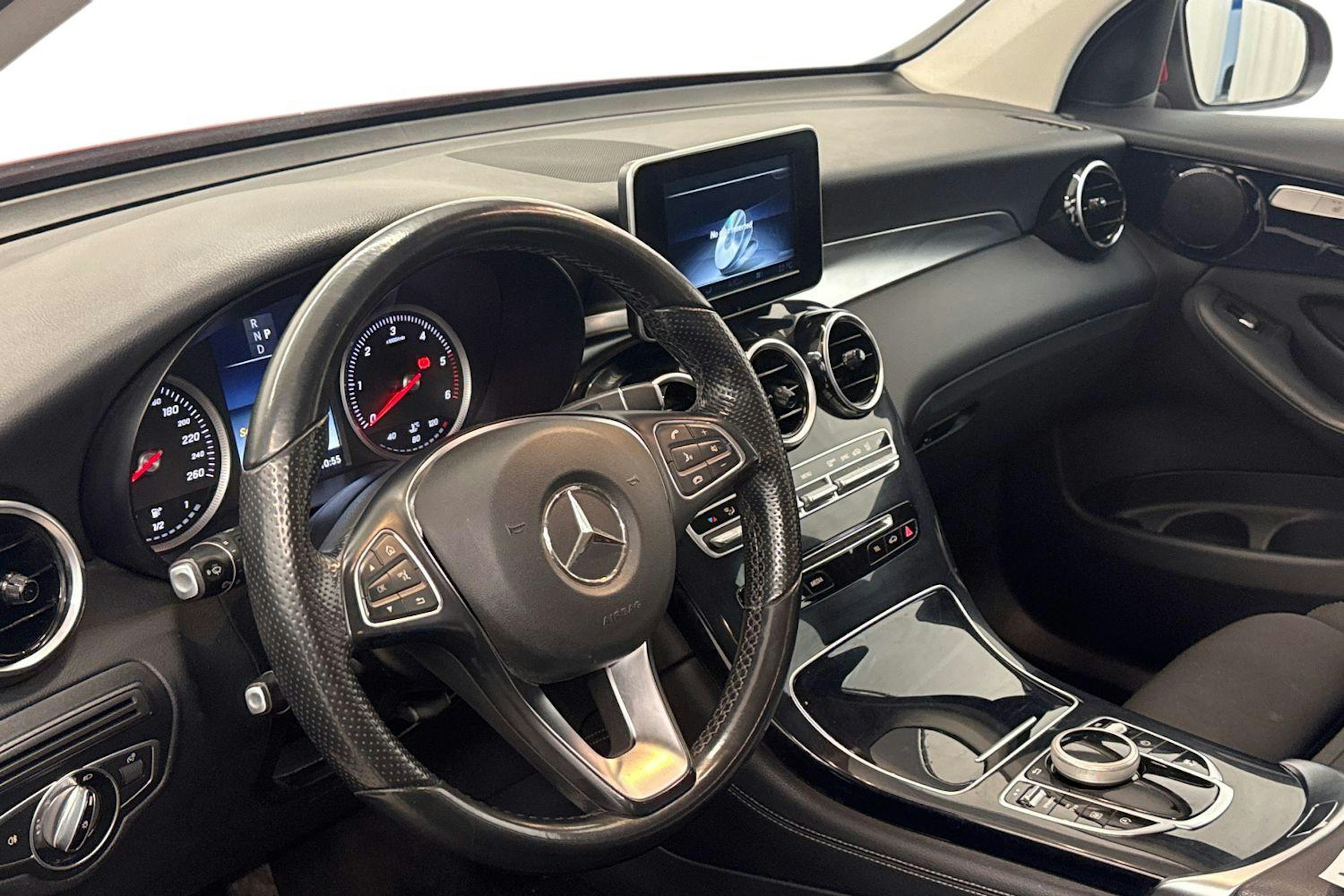 Punainen Mercedes-Benz GLC 2016 kuva 6.