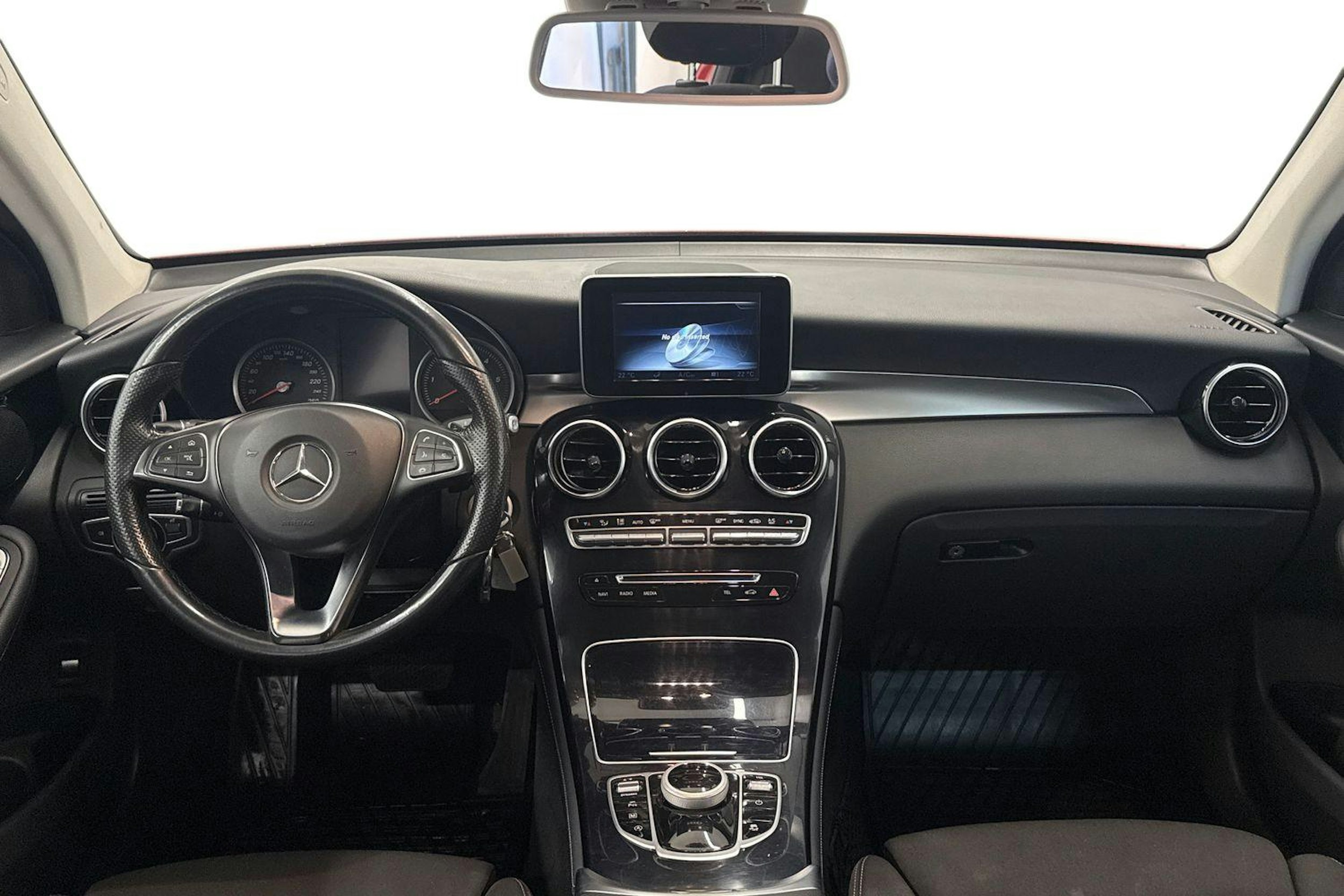 Punainen Mercedes-Benz GLC 2016 kuva 7.