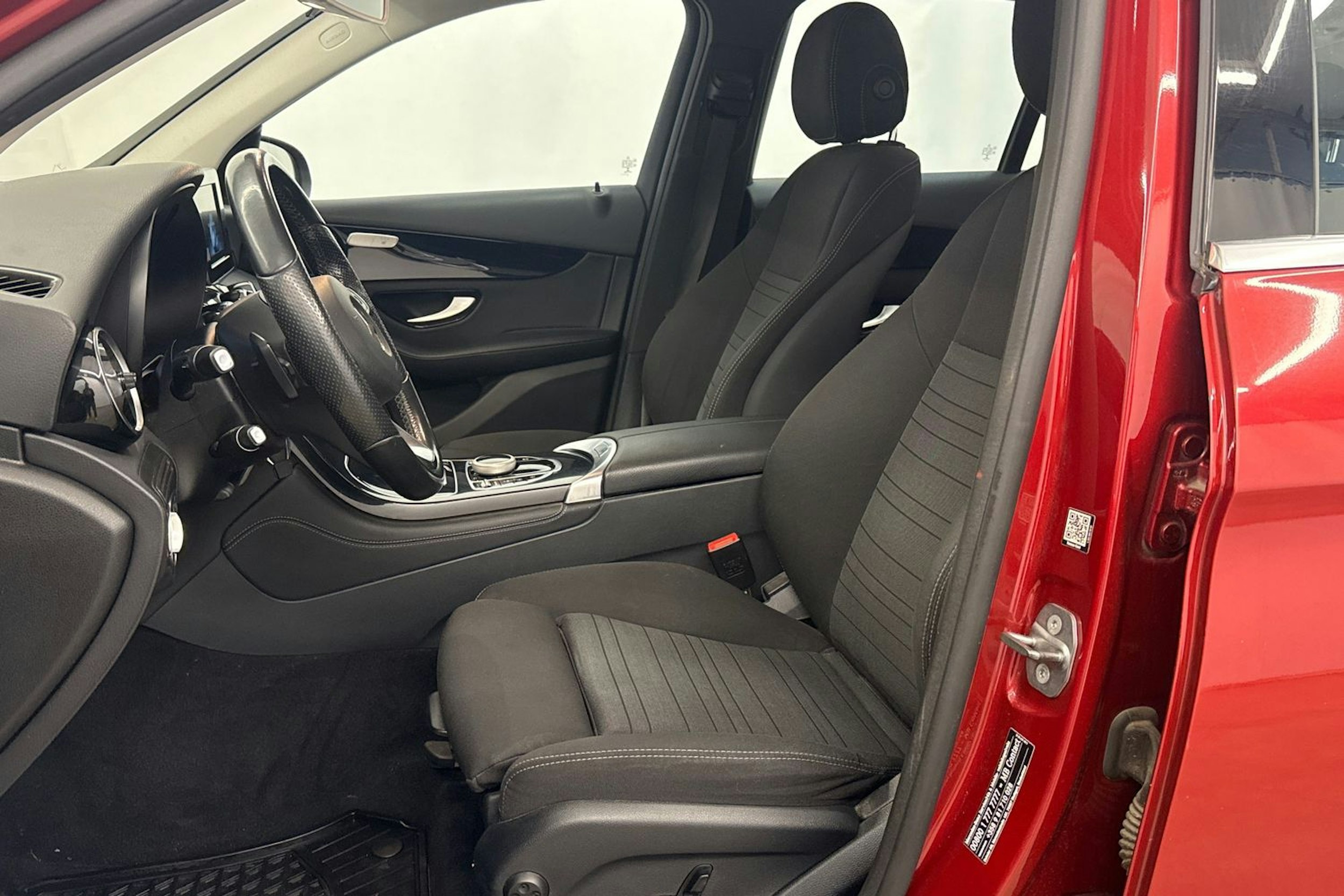 Punainen Mercedes-Benz GLC 2016 kuva 12.