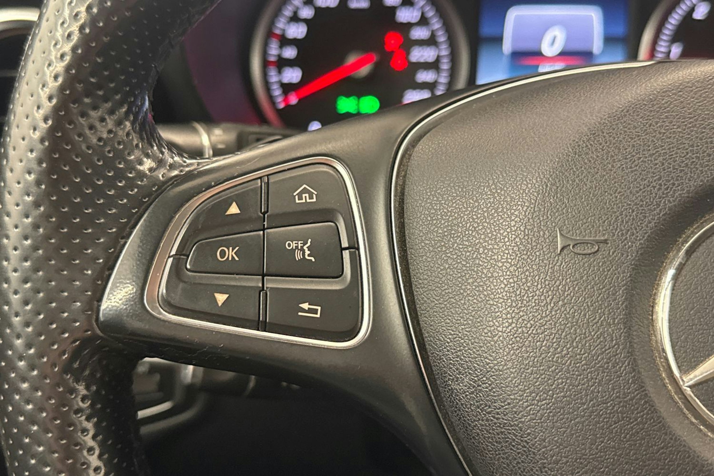 Punainen Mercedes-Benz GLC 2016 kuva 14.