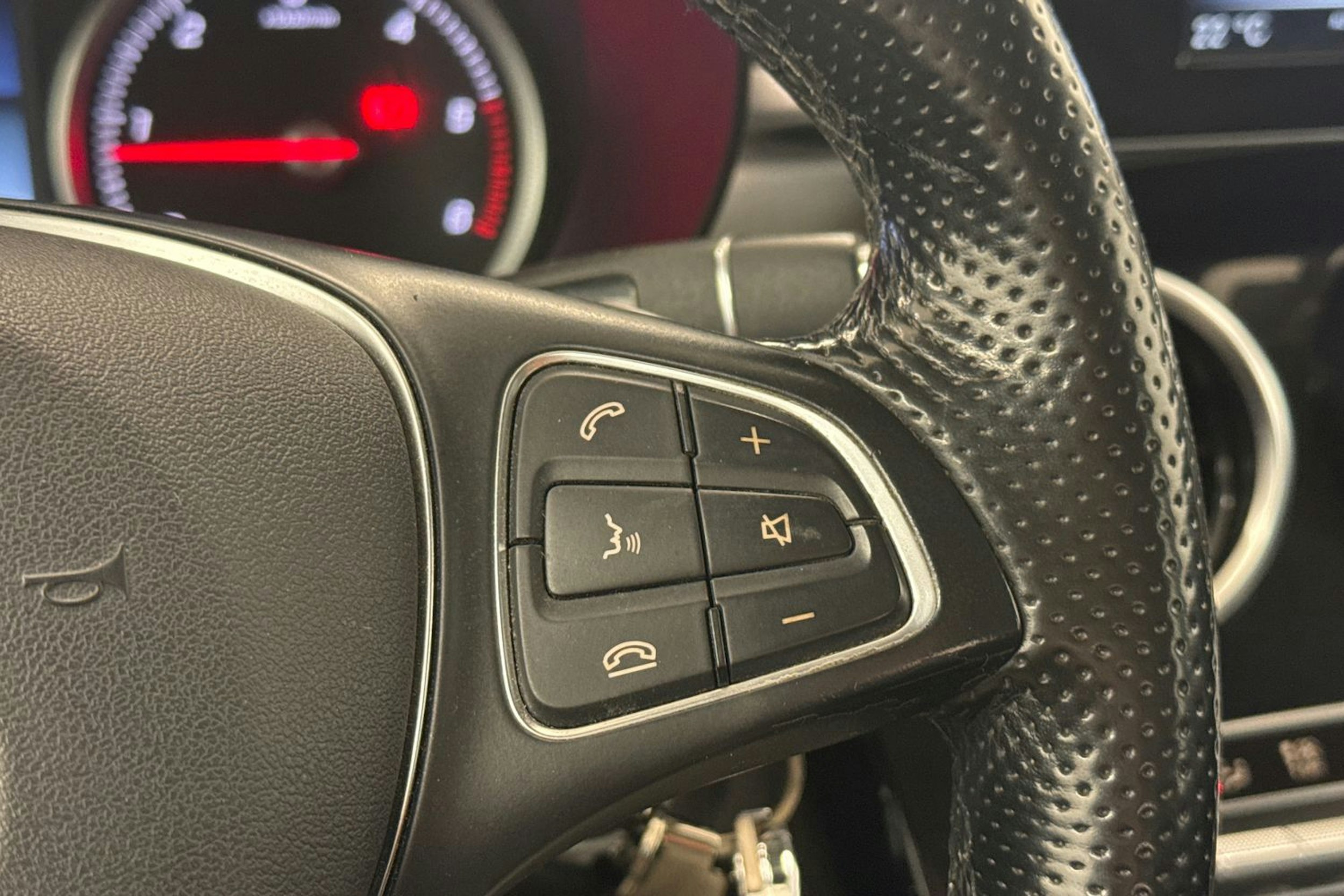 Punainen Mercedes-Benz GLC 2016 kuva 15.