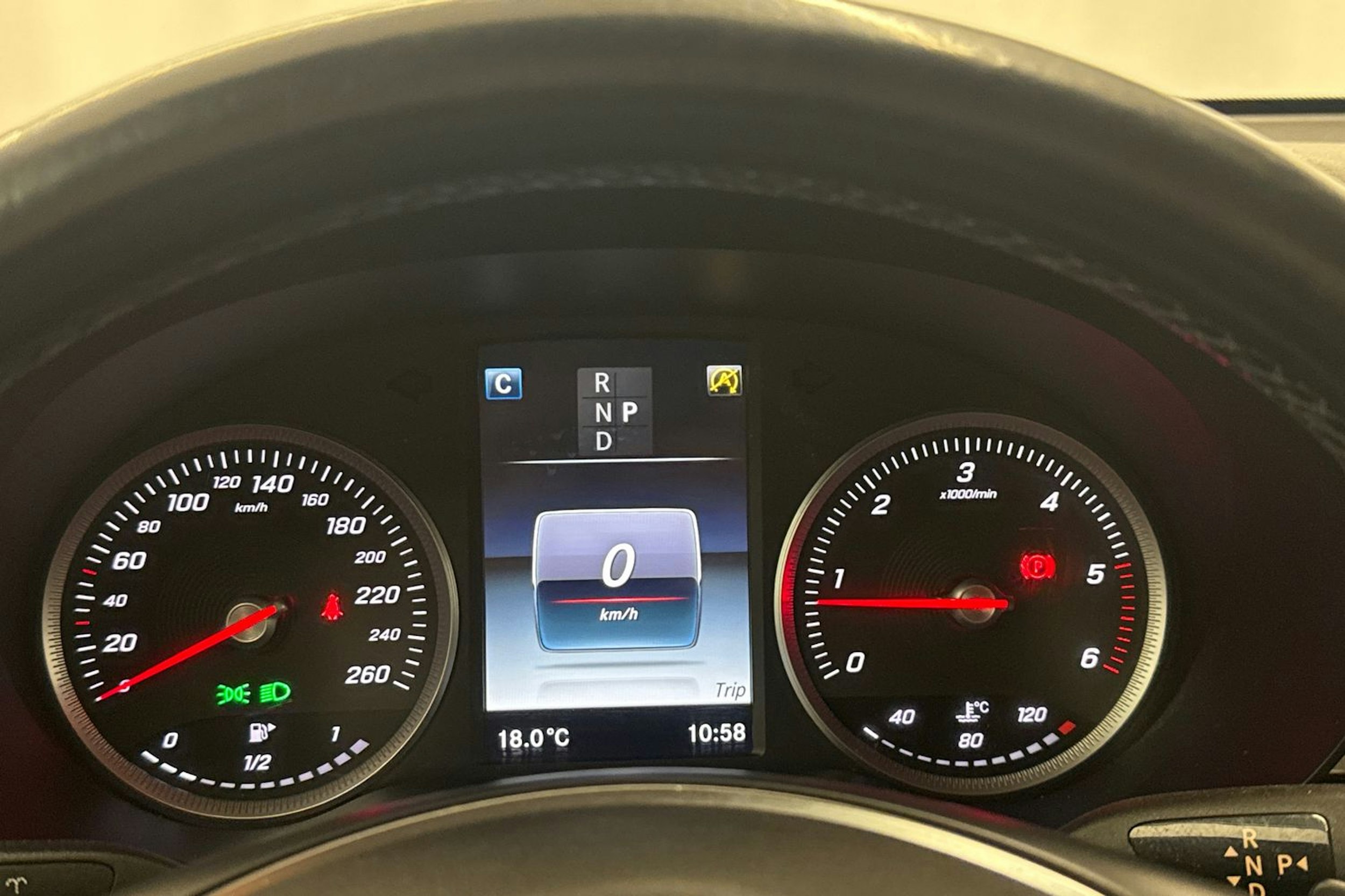 Punainen Mercedes-Benz GLC 2016 kuva 16.