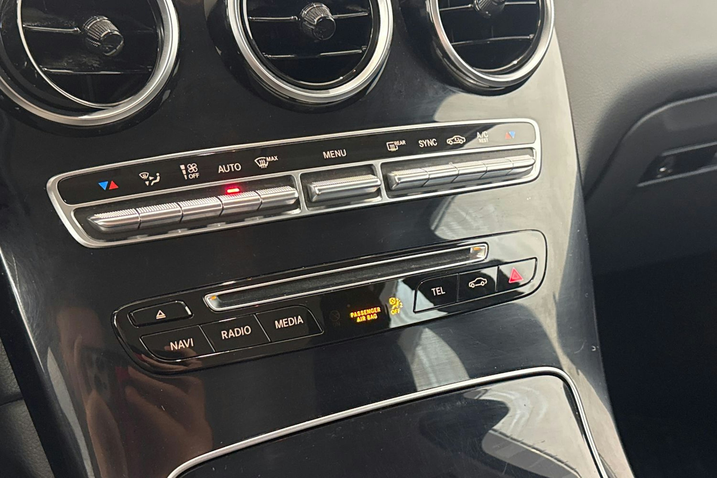 Punainen Mercedes-Benz GLC 2016 kuva 17.