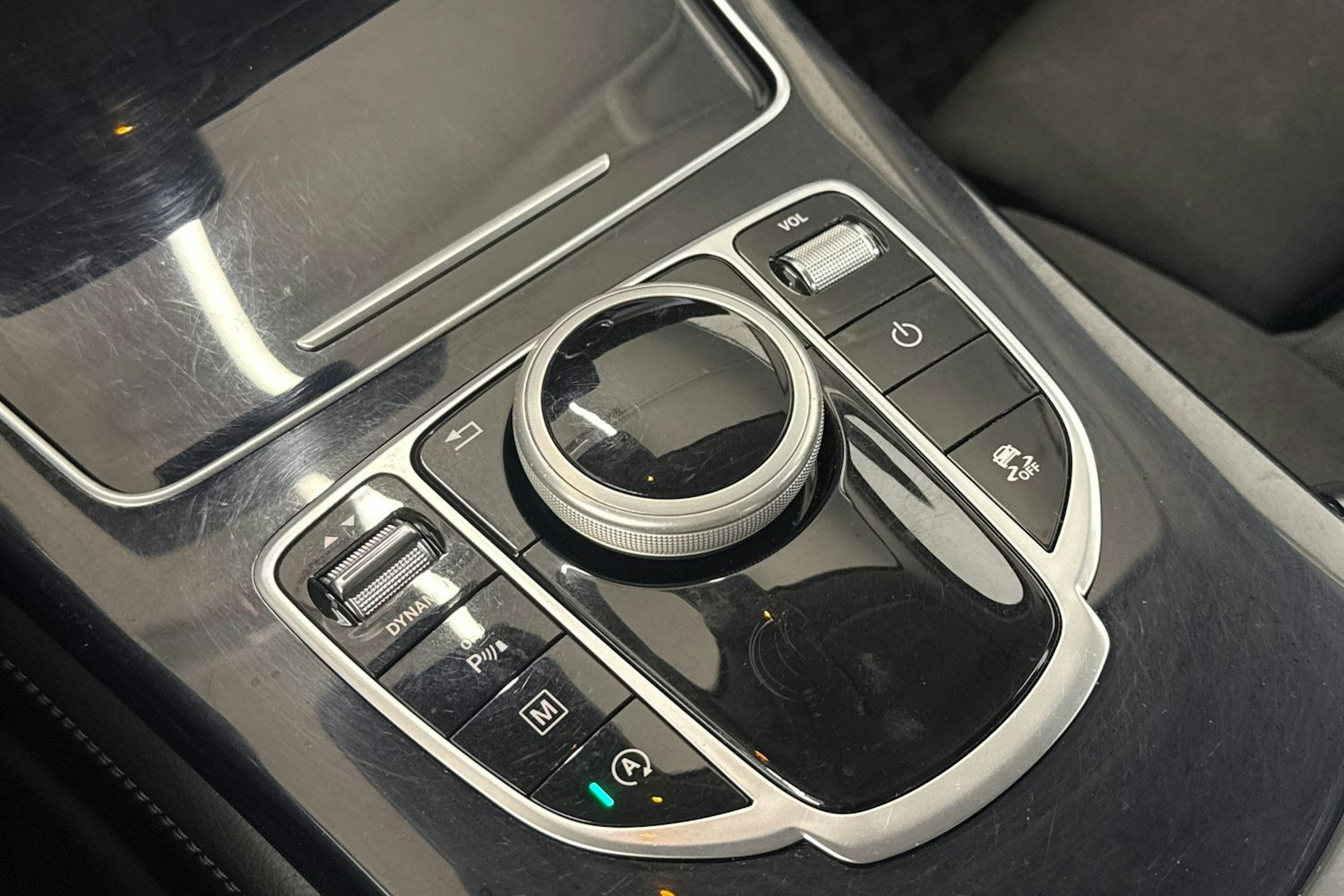 Punainen Mercedes-Benz GLC 2016 kuva 18.