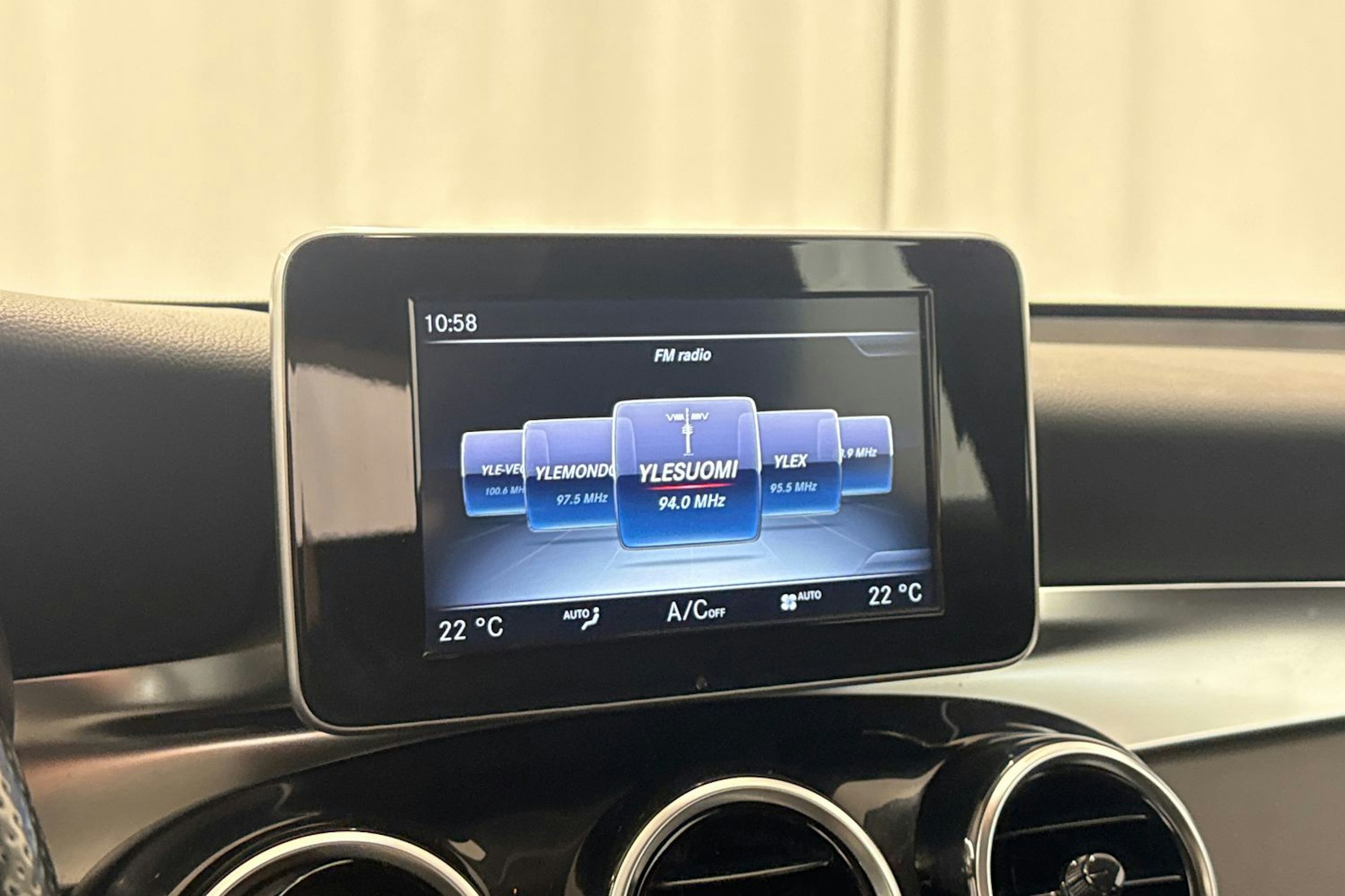 Punainen Mercedes-Benz GLC 2016 kuva 19.