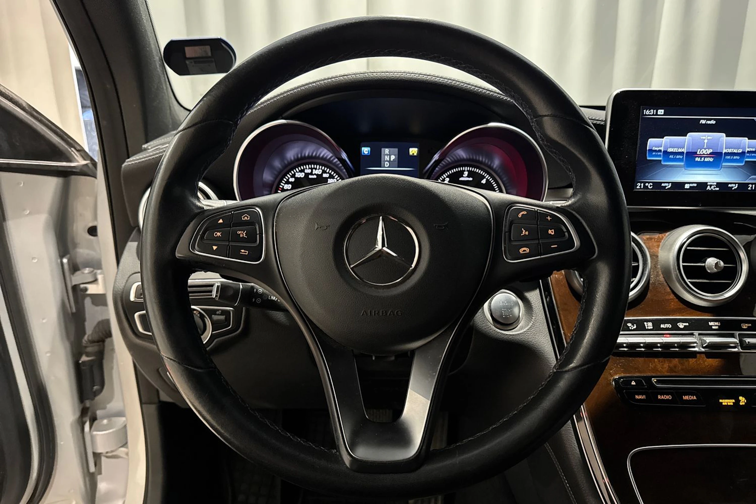 harmaa Mercedes-Benz GLC 2016 kuva 21.