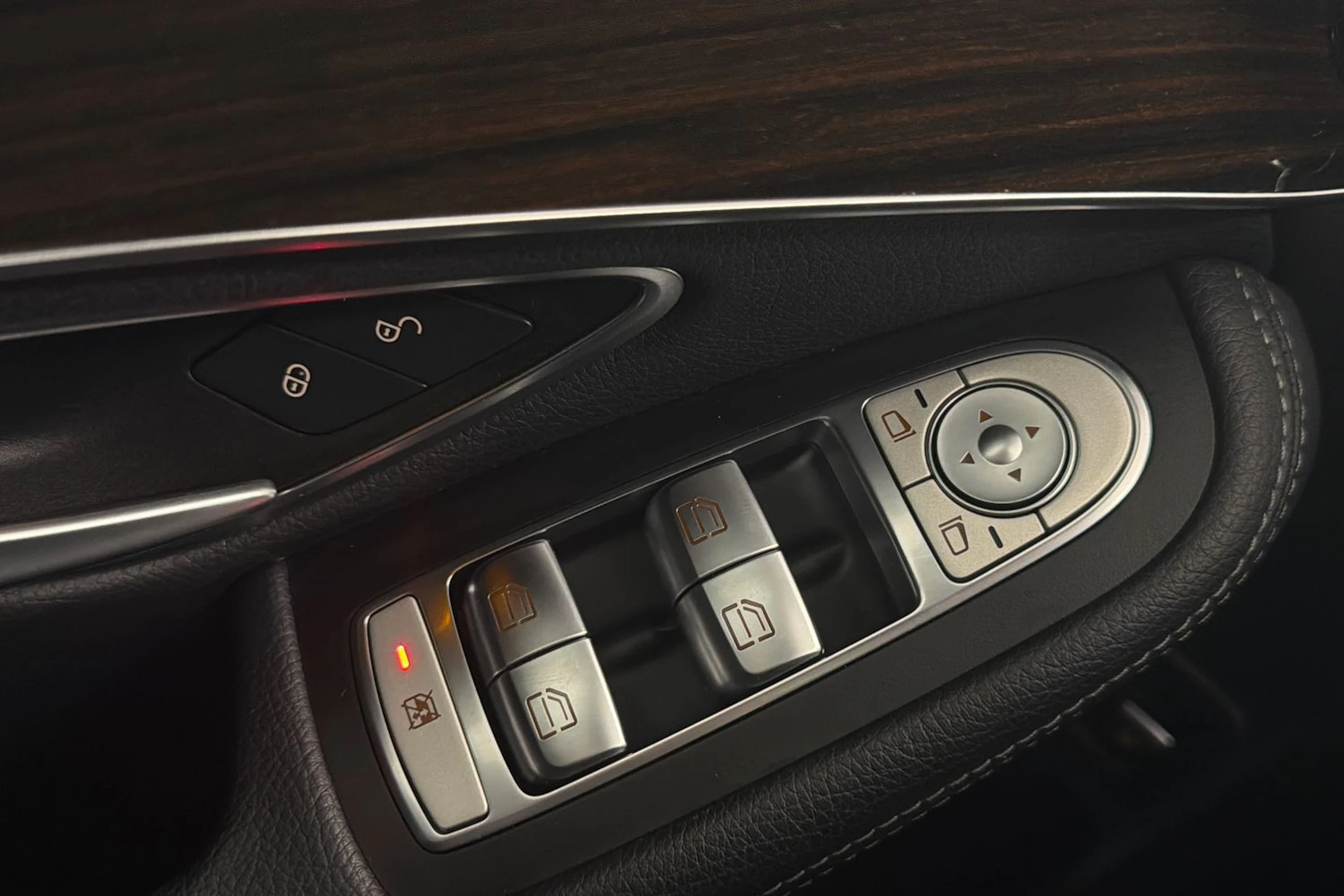 musta Mercedes-Benz GLC 2017 kuva 18.