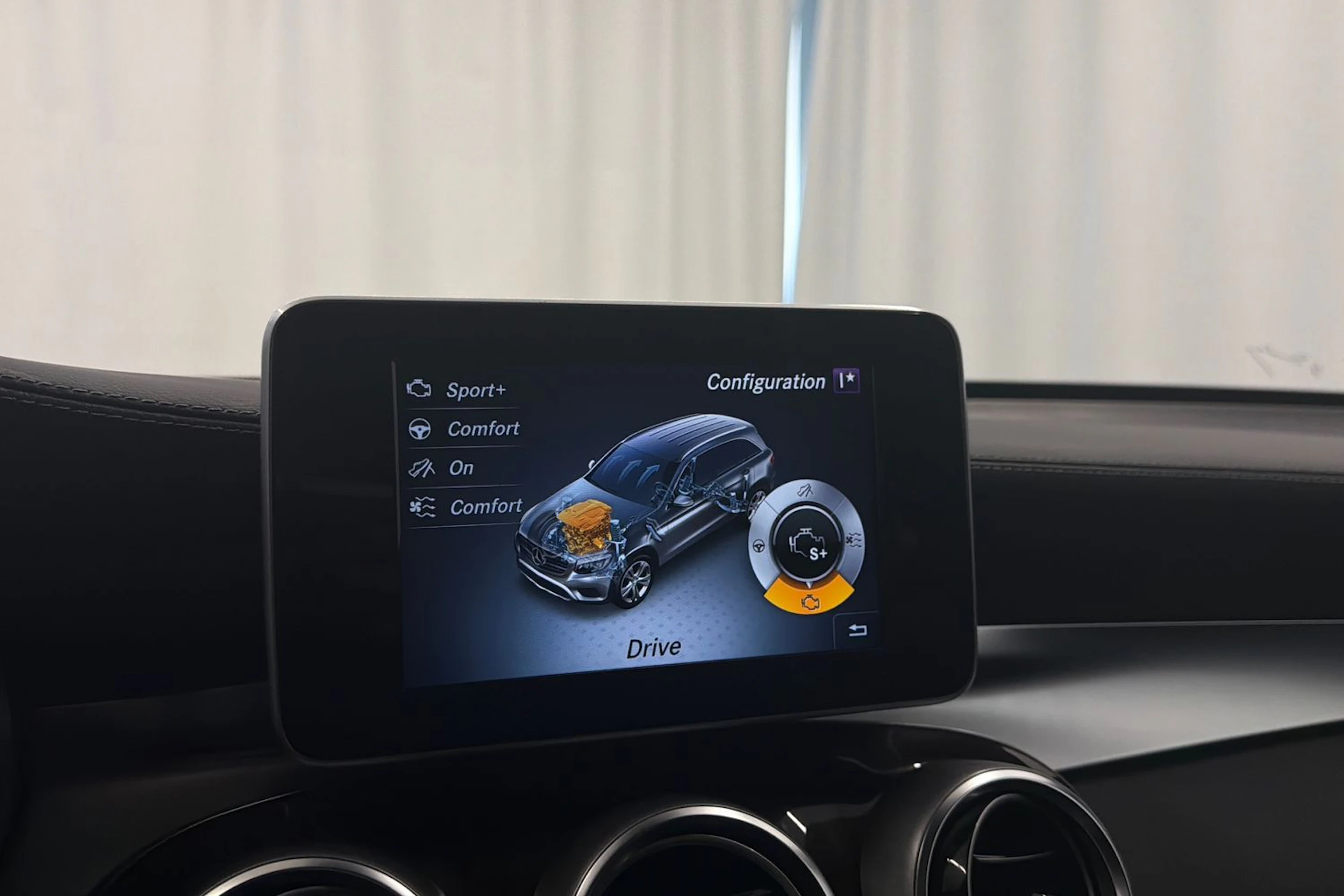 musta Mercedes-Benz GLC 2017 kuva 28.