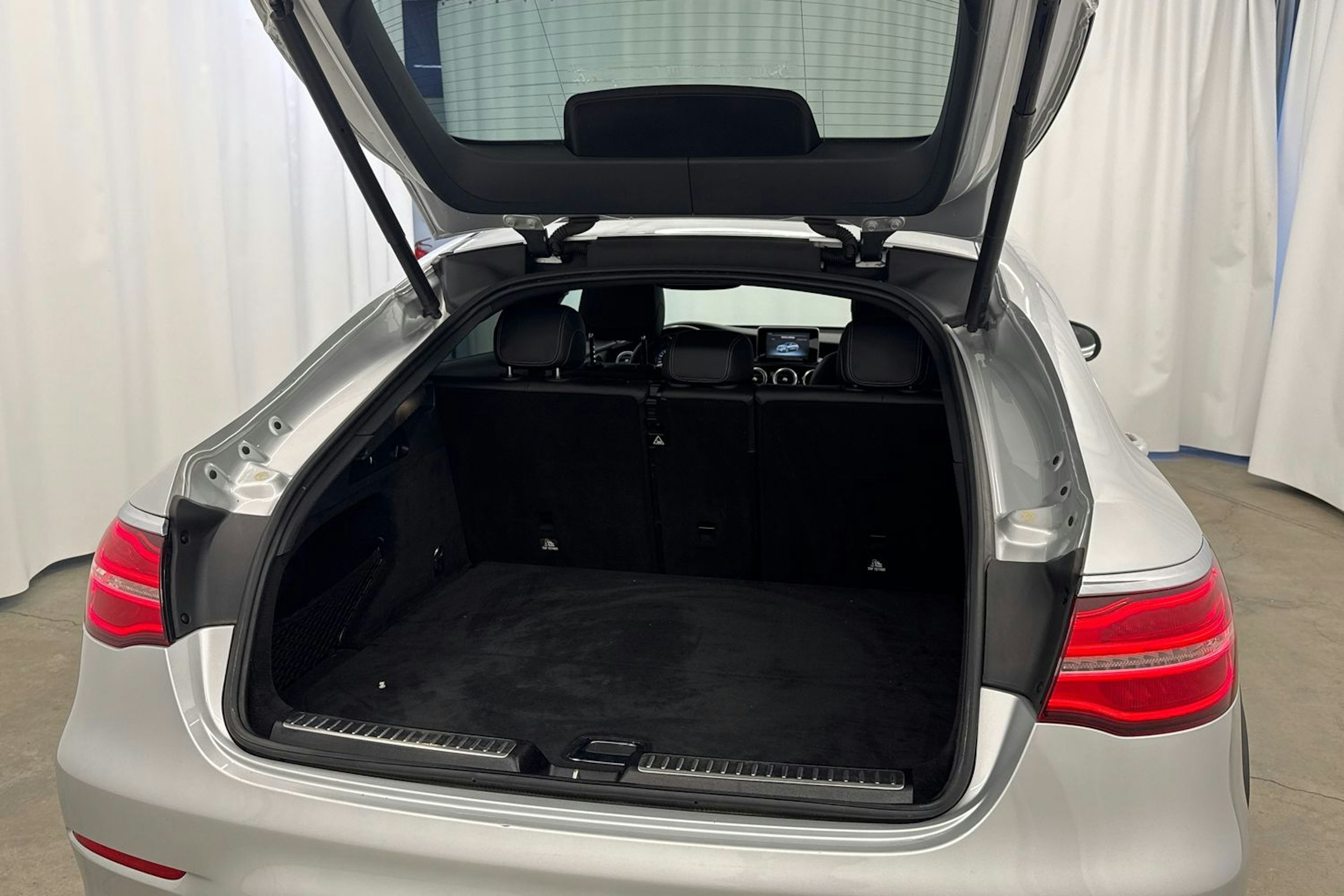 Harmaa Mercedes-Benz GLC 2017 kuva 14.